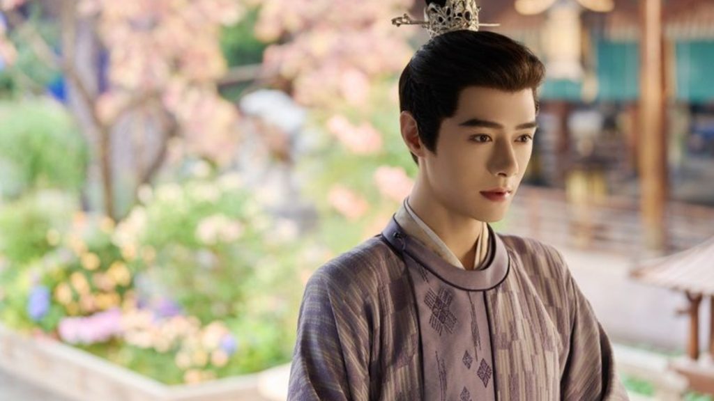 Phương Dật Luân sở hữu vẻ ngoài nam thần chuẩn mực với khí chất điềm đạm