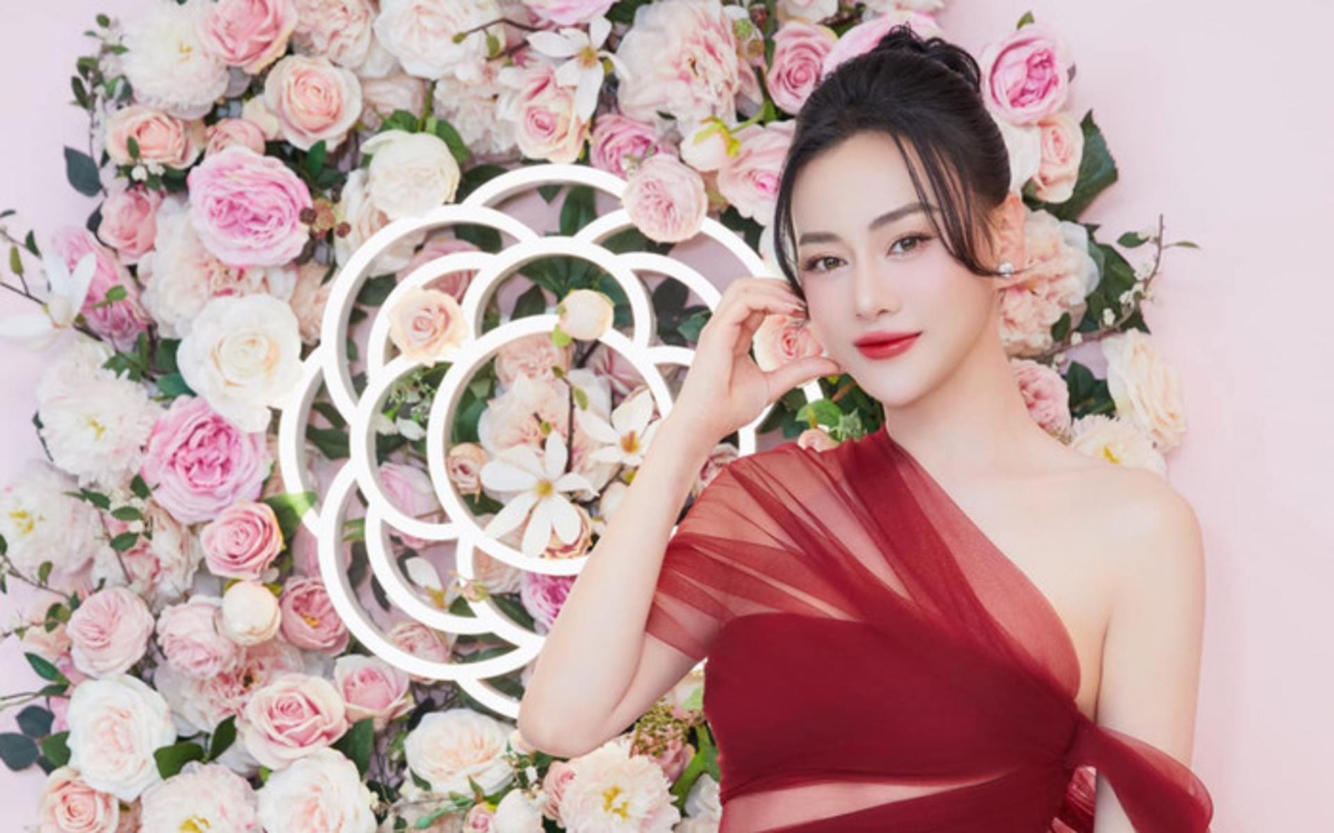 Nữ diễn viên Phương Oanh xinh đẹp và quyến rũ trong một bộ ảnh nghệ thuật.