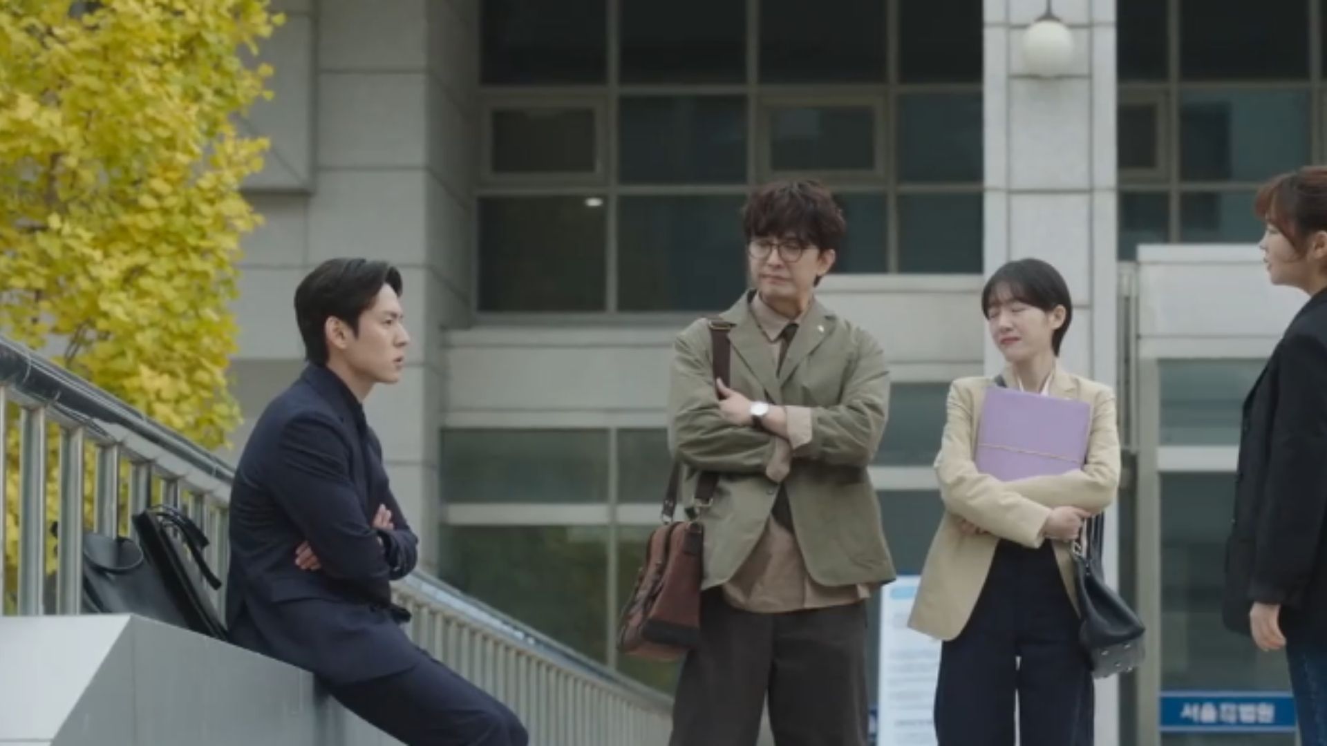 Lee Seo Yoon căng thẳng thực hiện việc sao chép dữ liệu mật giữa vòng vây canh gác nghiêm ngặt của kẻ thù