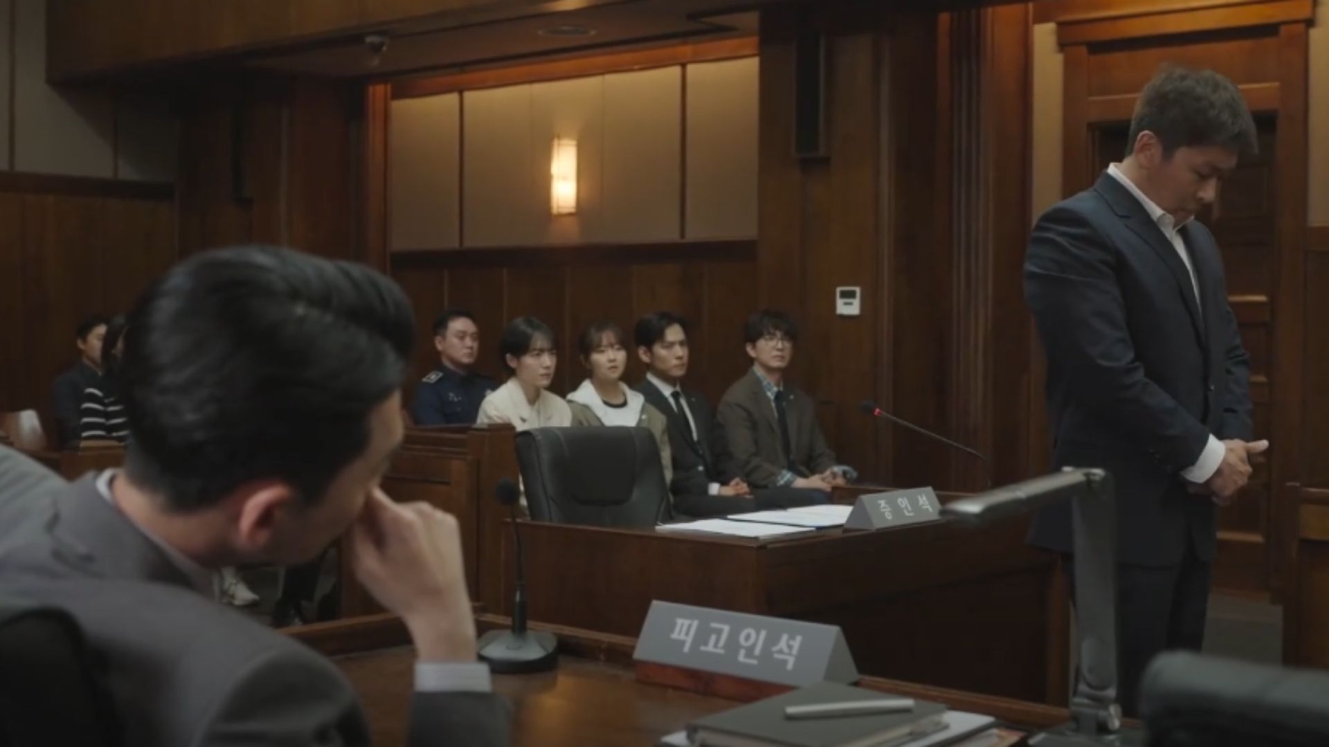 Lee Seo Yoon dũng cảm bảo vệ nhân chứng vượt qua vòng vây hiểm nguy để kịp thời có mặt tại phiên tòa quyết định