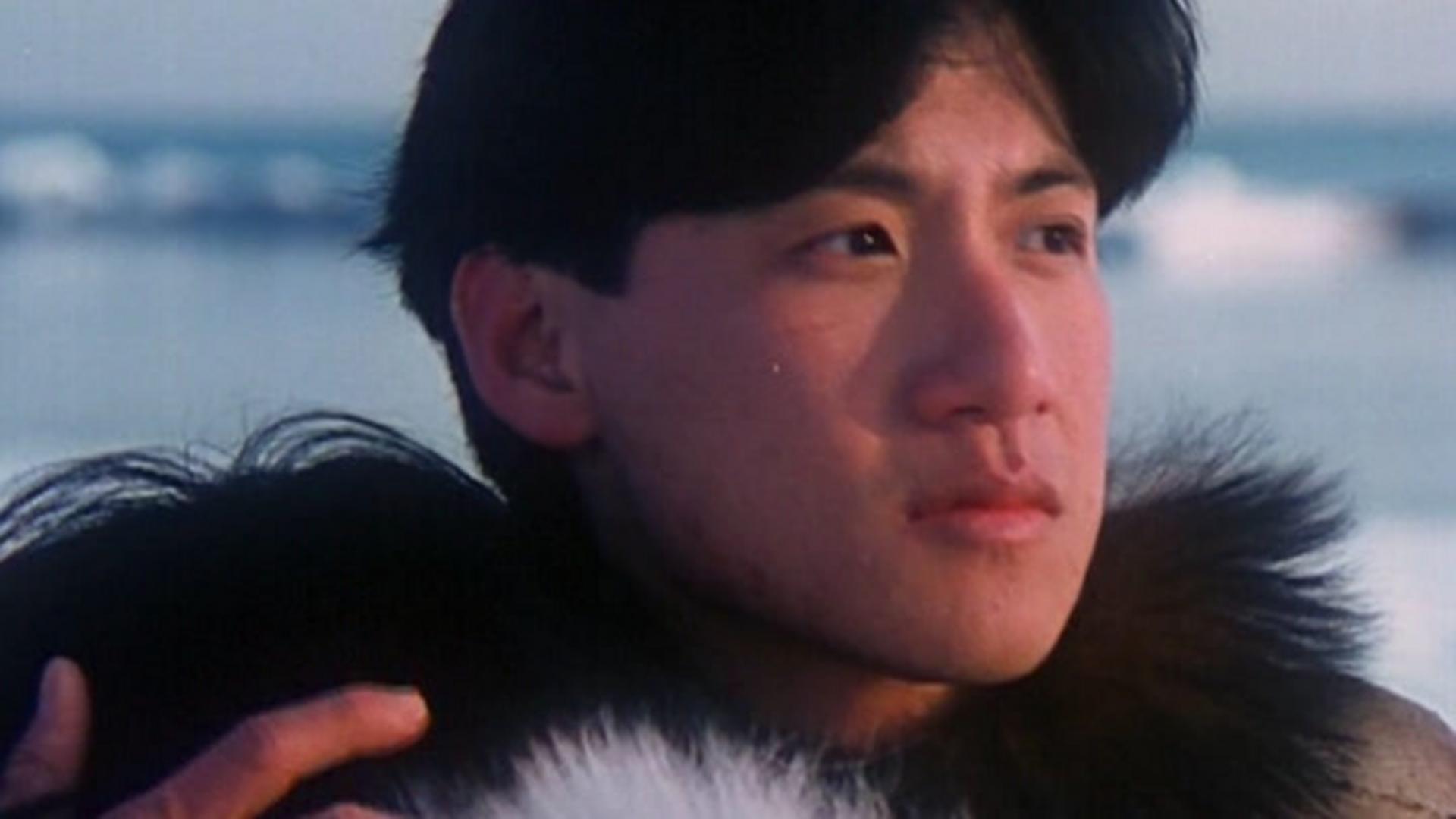 Mỹ nhân hành động với phong cách hiện đại và quyến rũ.