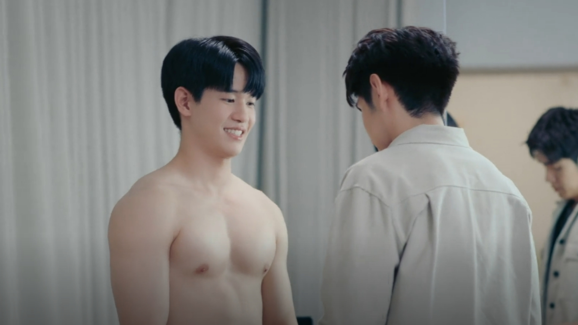 Khoảnh khắc lãng mạn của Than và Akin dưới ánh hoàng hôn, đánh dấu sự tái hợp đầy hạnh phúc của bộ đôi chính