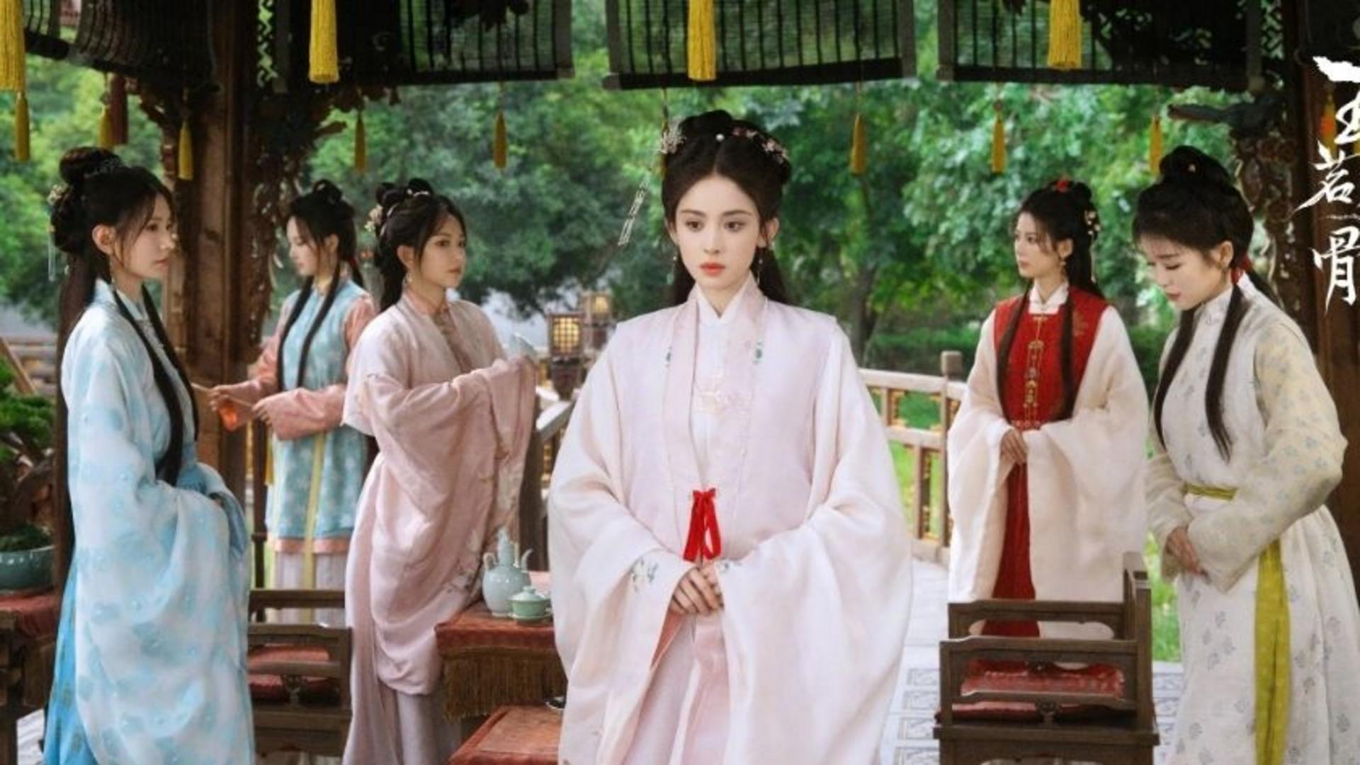 Toàn cảnh thế giới “nữ quyền” trong phim được xây dựng hào nhoáng ngay từ những tập đầu