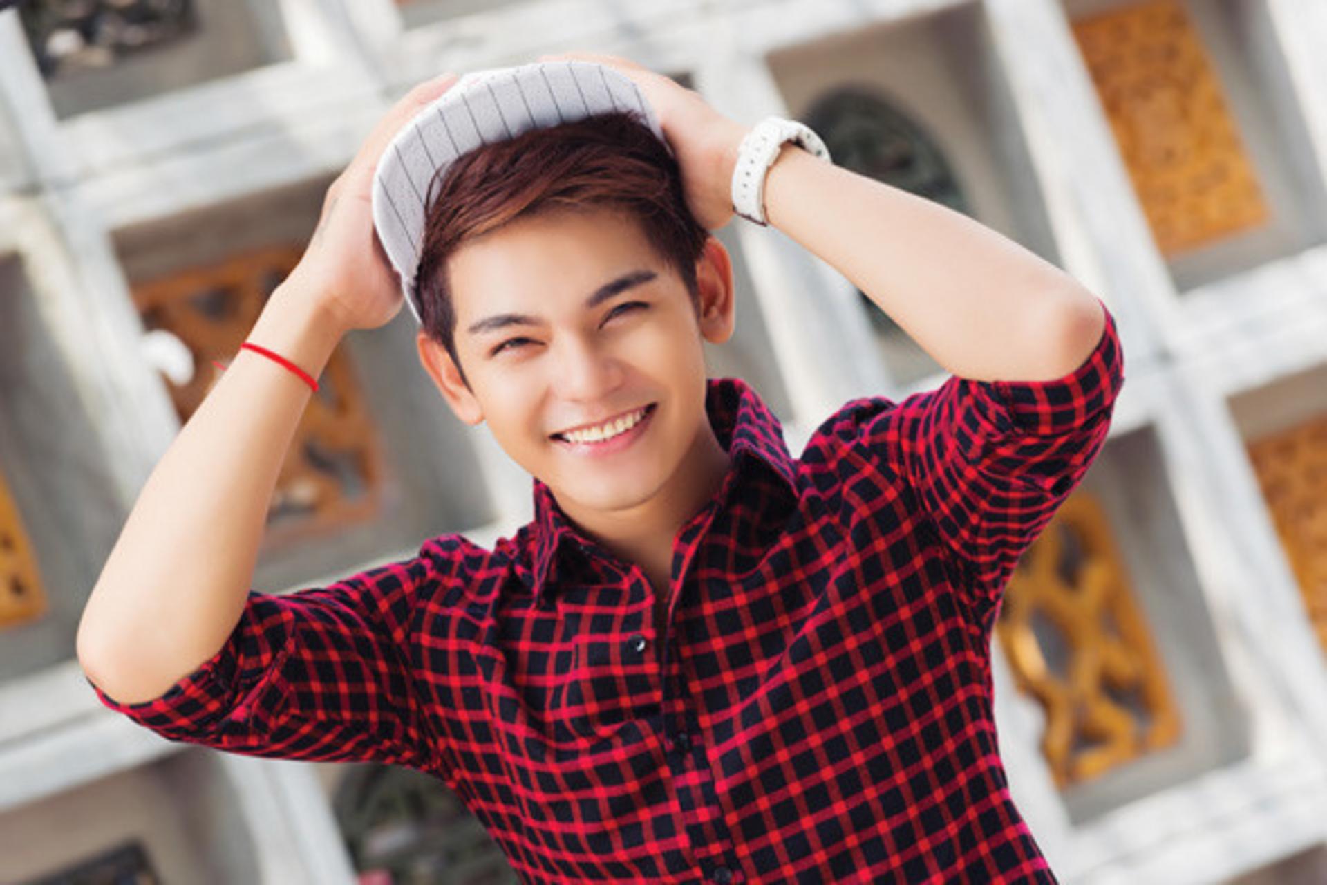 Ca sĩ, diễn viên Sơn Ngọc Minh với phong cách thời trang hiện đại.