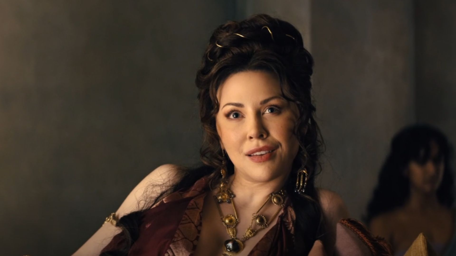 Những người cùng khổ siết chặt tay nhau, chuẩn bị cho một cuộc nổi dậy quyết định nhằm đập tan xiềng xích của gia tộc Ashur