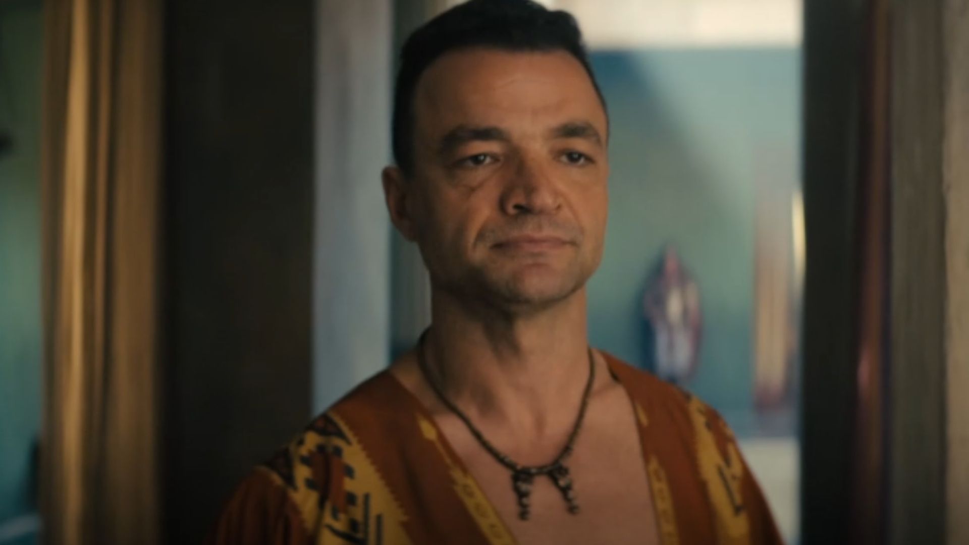 Ashur lạnh lùng quan sát cuộc thảm sát tại đấu trường trong khi các nô lệ nỗ lực hô vang khẩu hiệu tự do cuối cùng