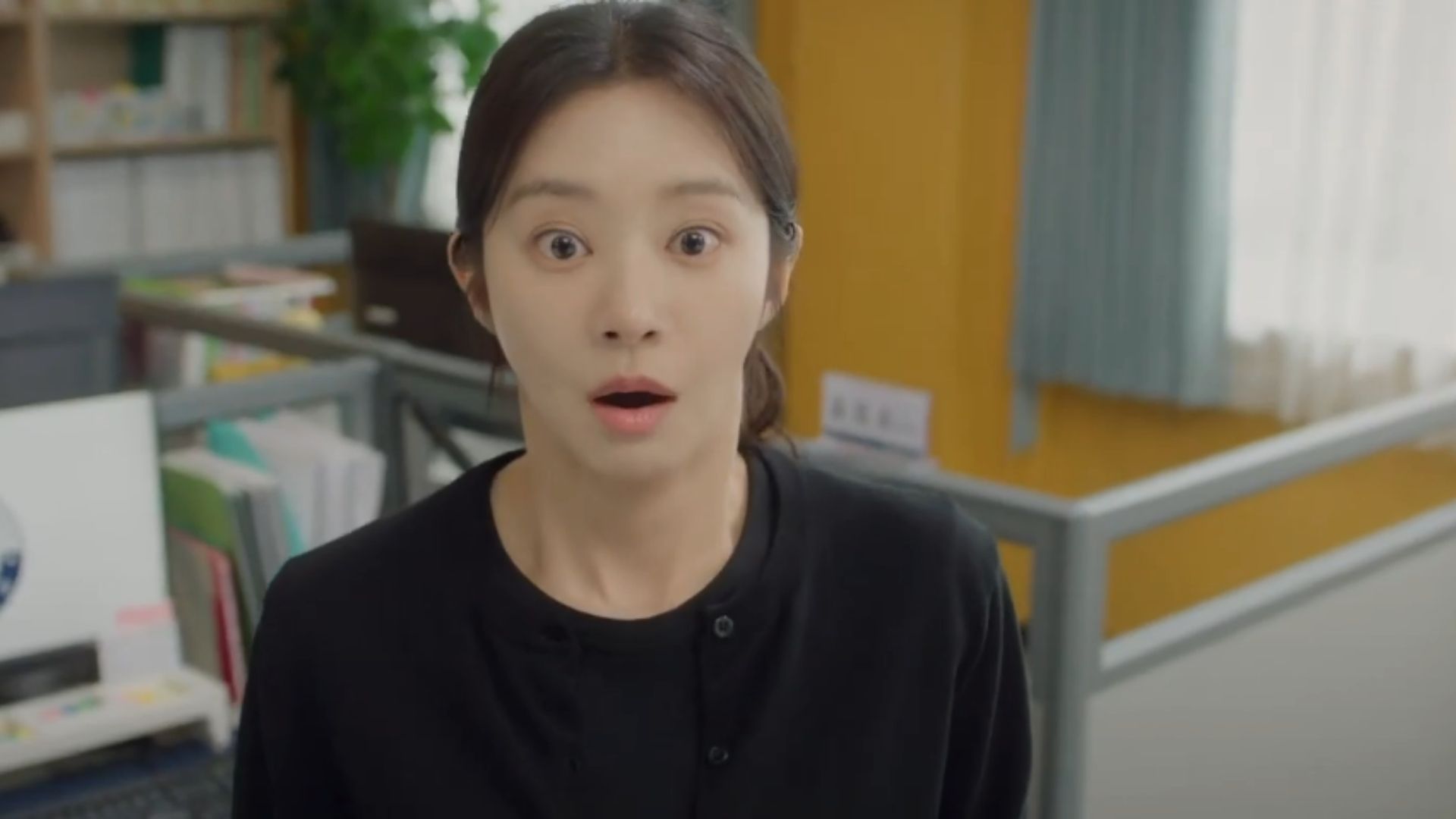 Seon Jae Gyu vụng về nhưng đầy ấm áp khi cố gắng che chở cho Yun Bom khỏi cơn mưa bất ngờ