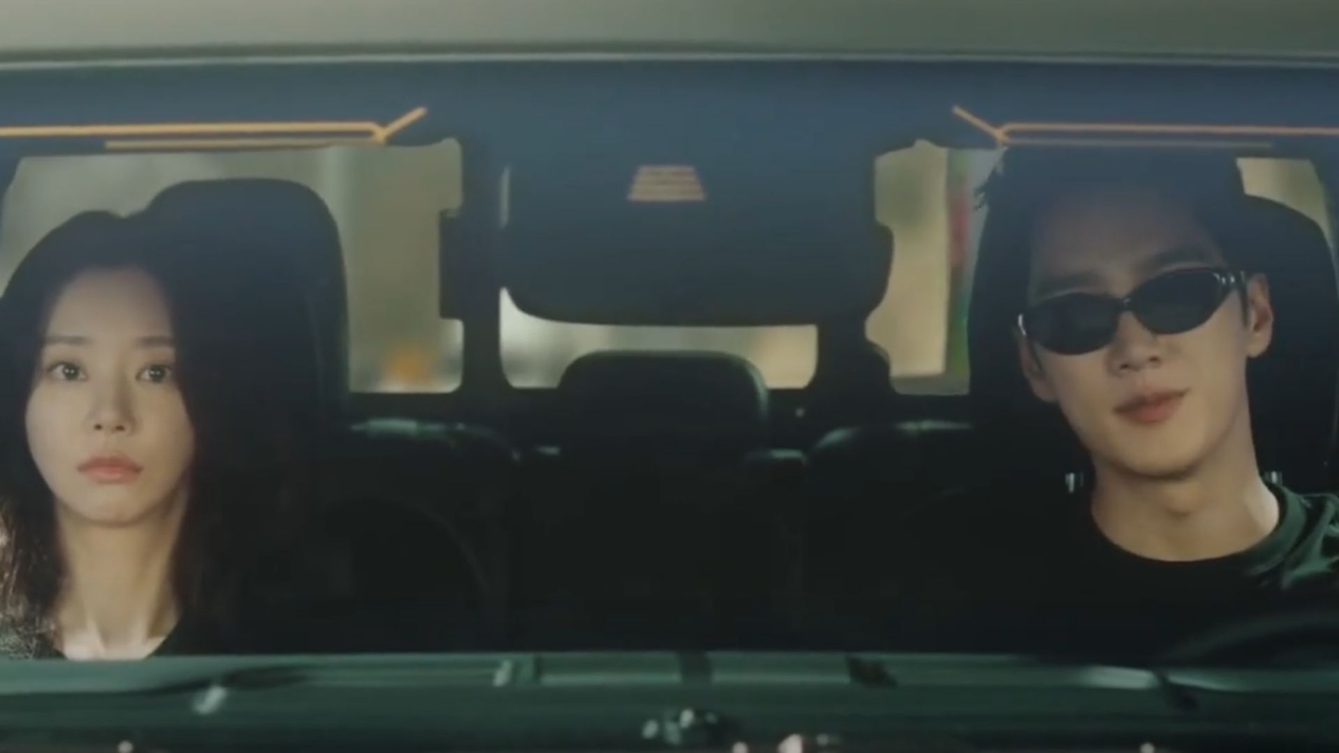 Yun Bom nhẹ lòng khi chia sẻ những ký ức đau buồn nhất với Jae Gyu giữa không gian yên bình của biển đêm