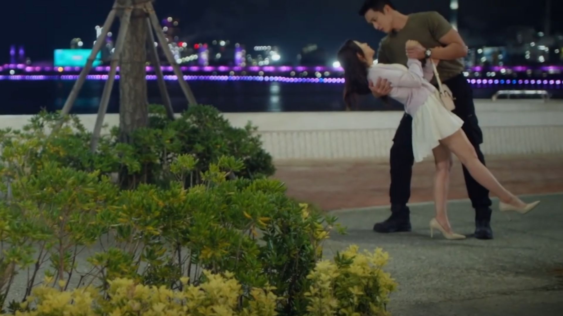 Seon Jae Gyu nắm chặt tay Yun Bom như một lời cam kết sẽ cùng cô vượt qua mọi sóng gió từ gia đình