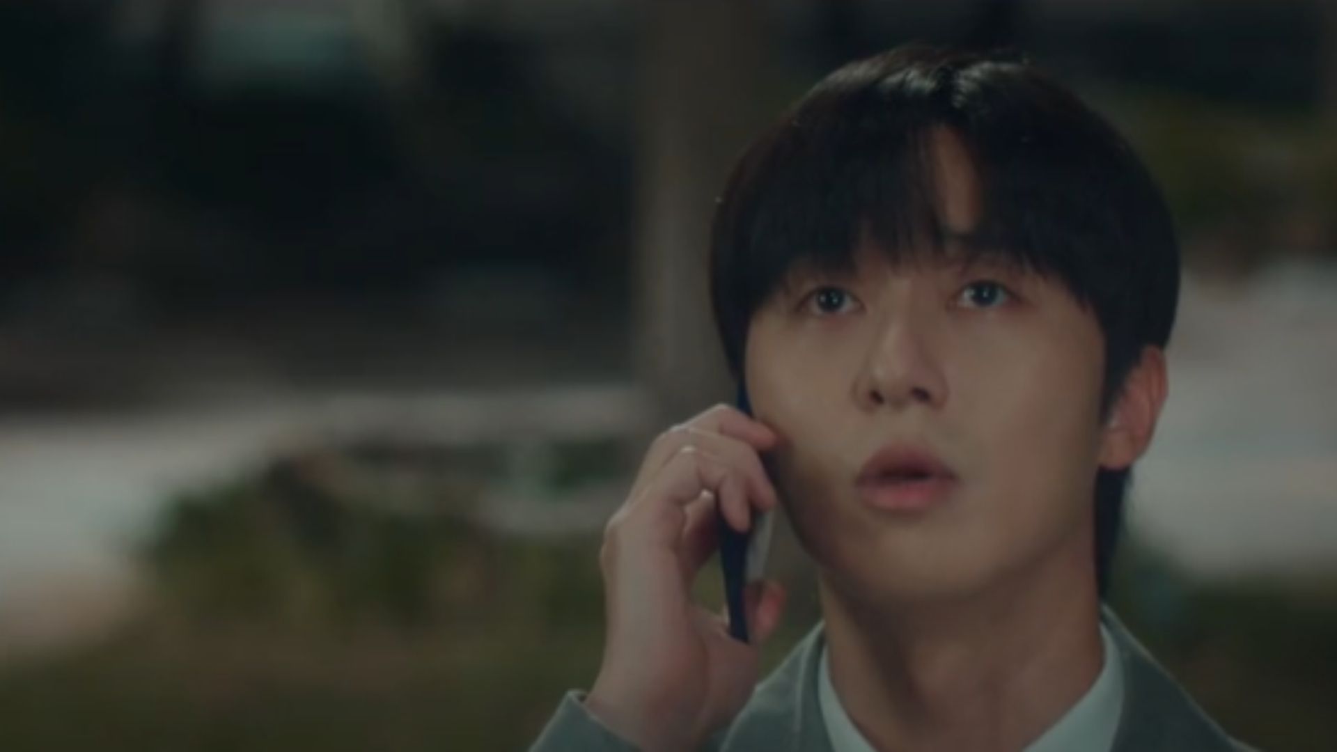 Yuna lặng lẽ ngắm nhìn tấm ảnh chụp chung, nén lại nỗi buồn để không làm Haruki phải bận lòng vì mình