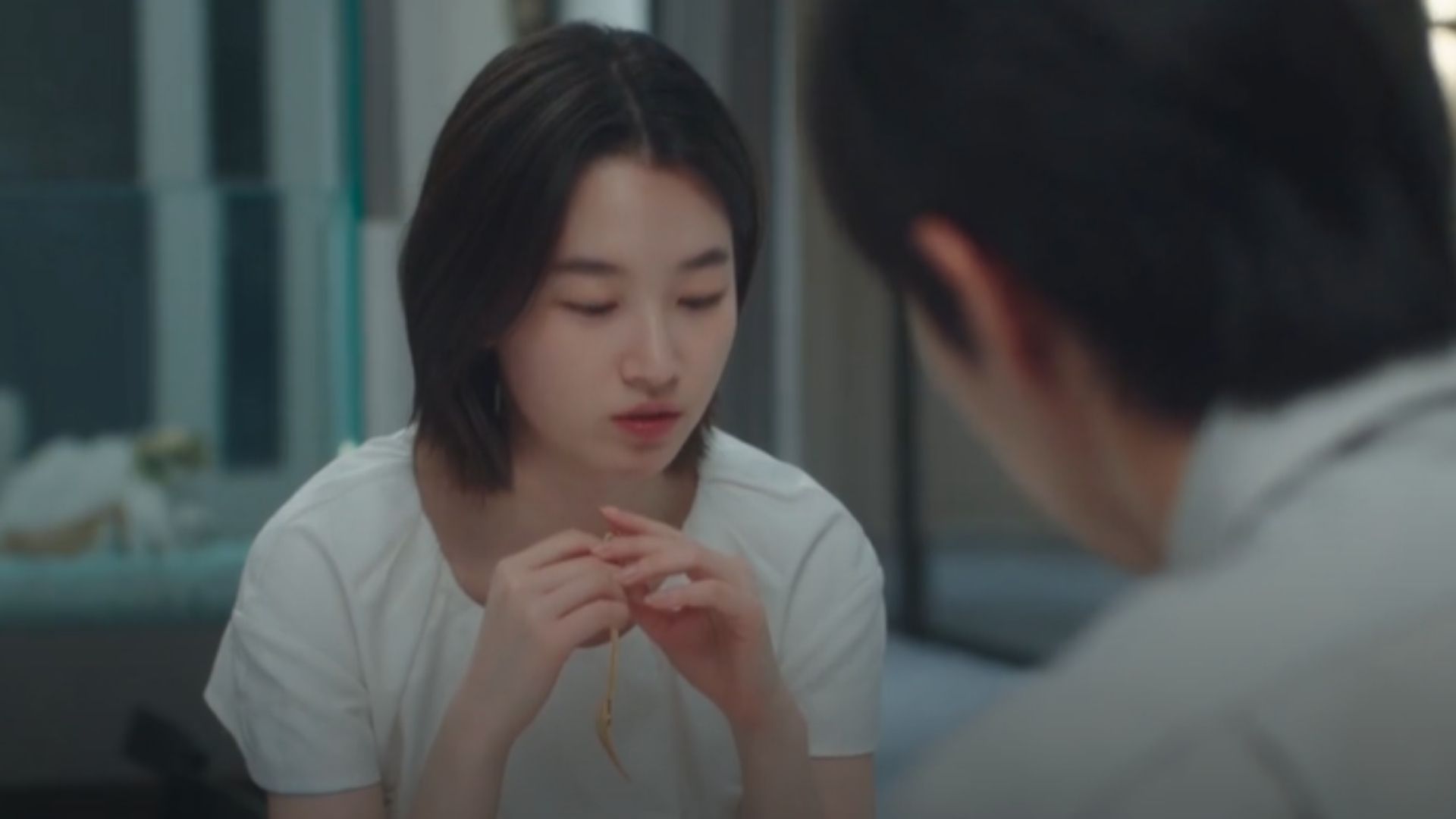 Yuna đứng ngơ ngác giữa phố thị đông đúc, tay nắm chặt địa chỉ nơi làm việc của Haruki với hy vọng tìm lại hơi ấm quen thuộc