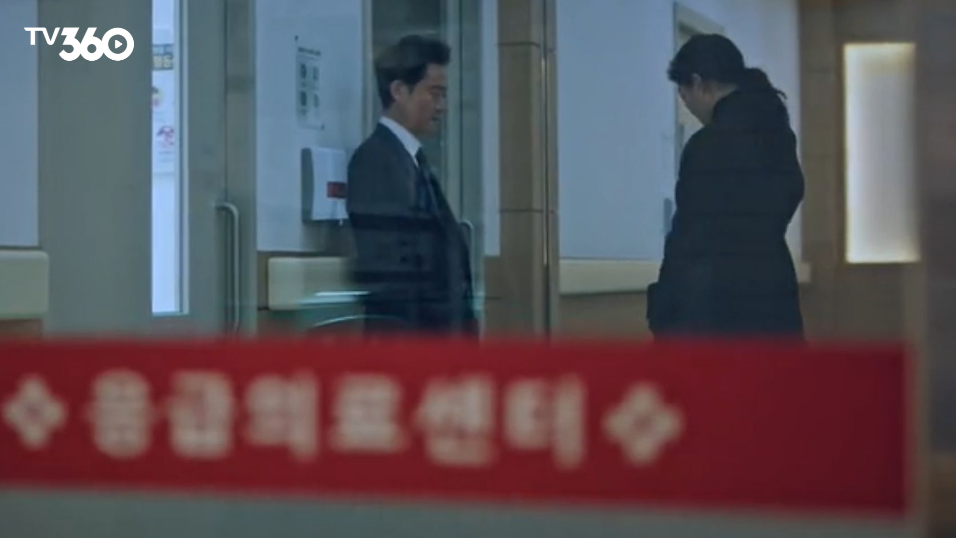 Chiếc taxi lăn bánh giữa bóng tối, nơi công lý và sinh tồn chỉ cách nhau một lựa chọn