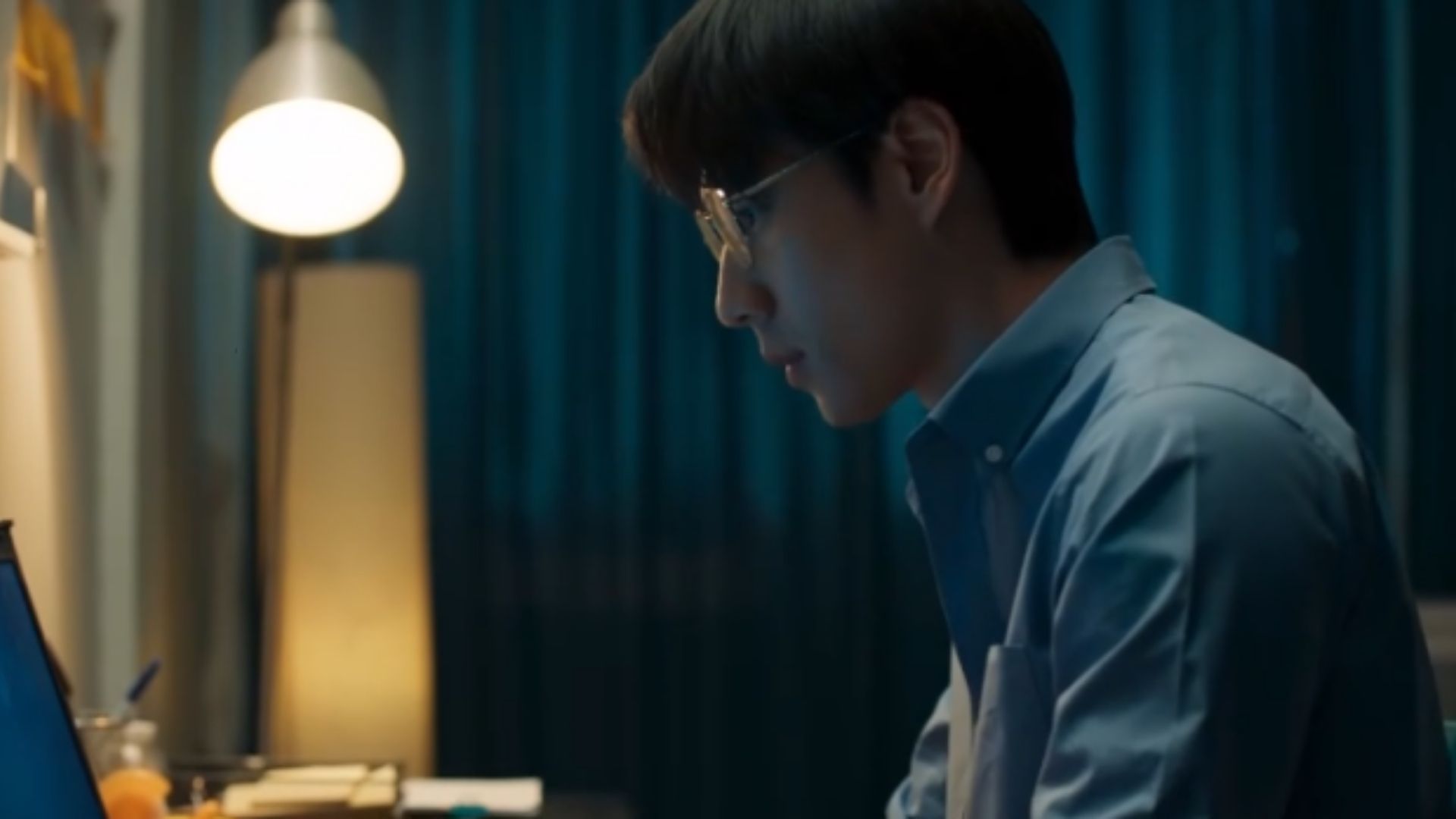 Pleo tập trung cao độ để giải mã mật mã từ tương lai, chuẩn bị cho nhiệm vụ ngăn chặn Linh ngay tại quá khứ