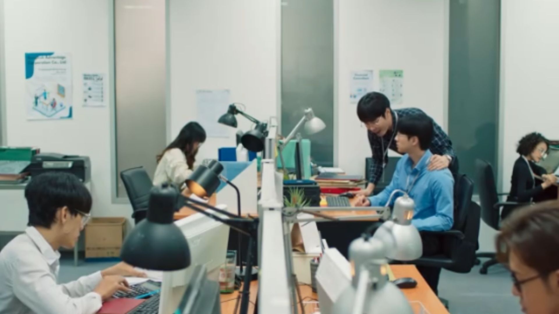 Makorn trực tiếp nắm tay Pleo, nỗ lực cùng cô trực tiếp tạo ra một lối thoát cuối cùng trước khi chiếc tủ lạnh hoàn toàn biến mất