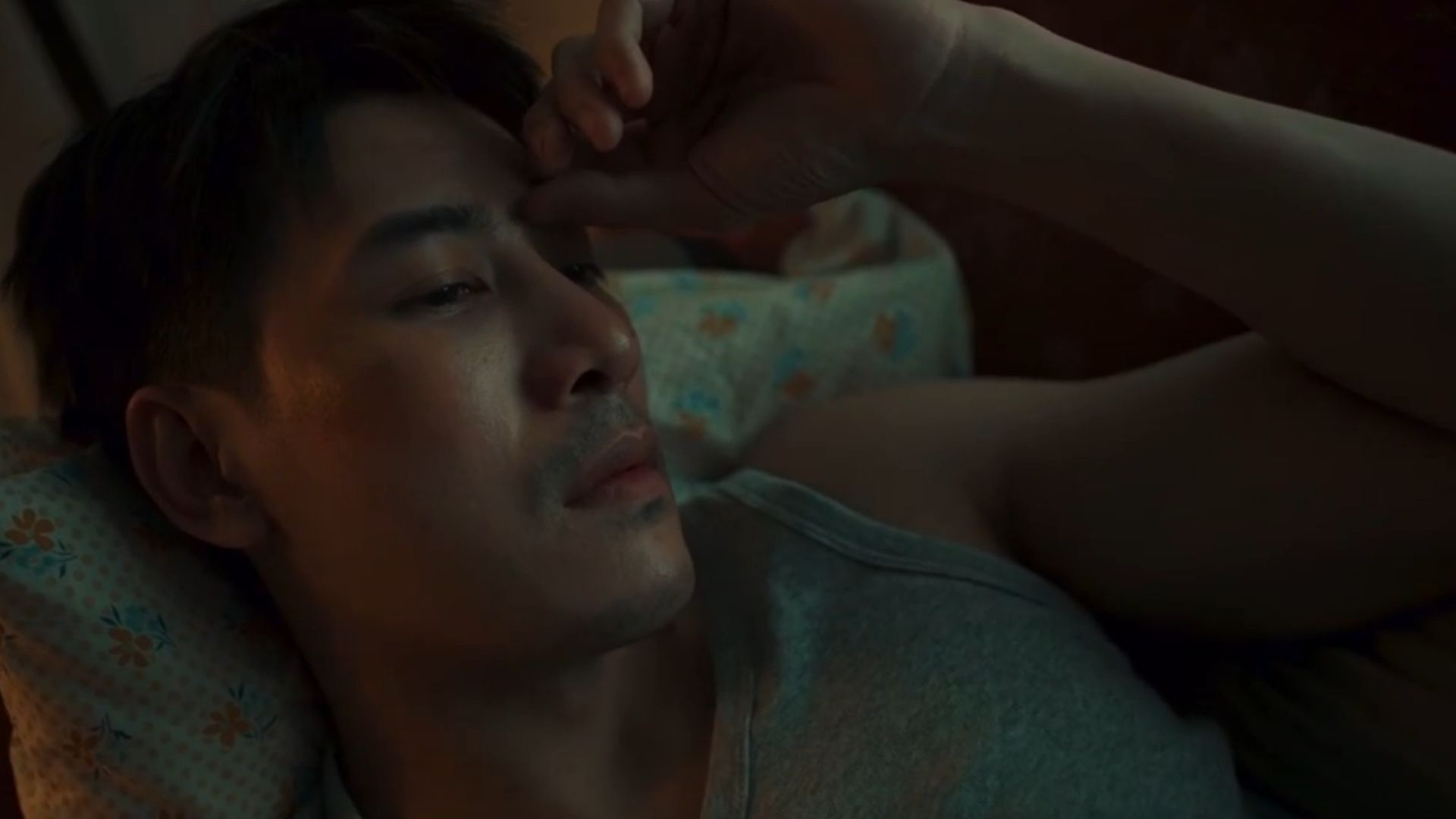 Pleo bàng hoàng nhìn Linh đứng về phía những kẻ đang truy sát mình, nhận ra bản thân đã đặt niềm tin nhầm chỗ