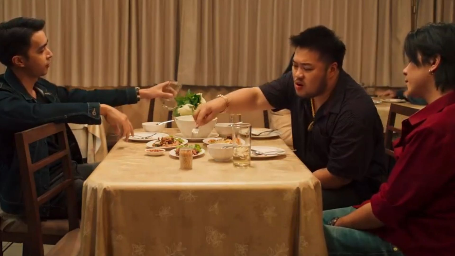 Makorn nhìn lần cuối vào đôi mắt của Pleo trước khi cánh cửa thời gian vĩnh viễn đóng lại