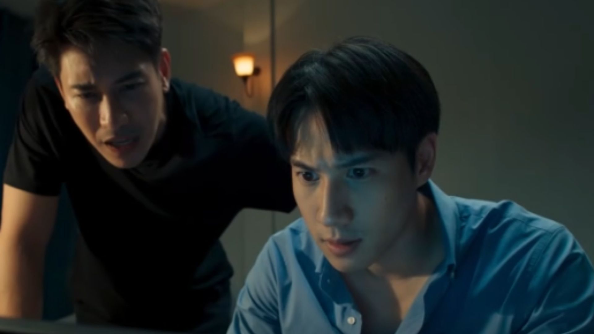 Pleo bàng hoàng nhìn lại những bức họa về Makorn do chính tay mình vẽ ra, dù cô không hề có chút ấn tượng nào về anh