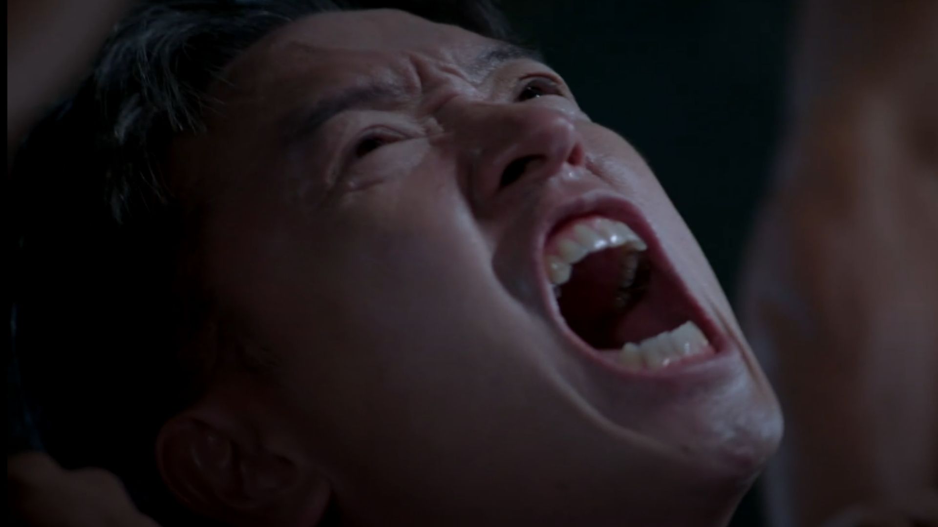 Yiwha bàng hoàng nhìn thấy bóng hình của Yiam hiện ra giữa làn khói đen của ma thuật ngay tại nơi cô đang ẩn náu