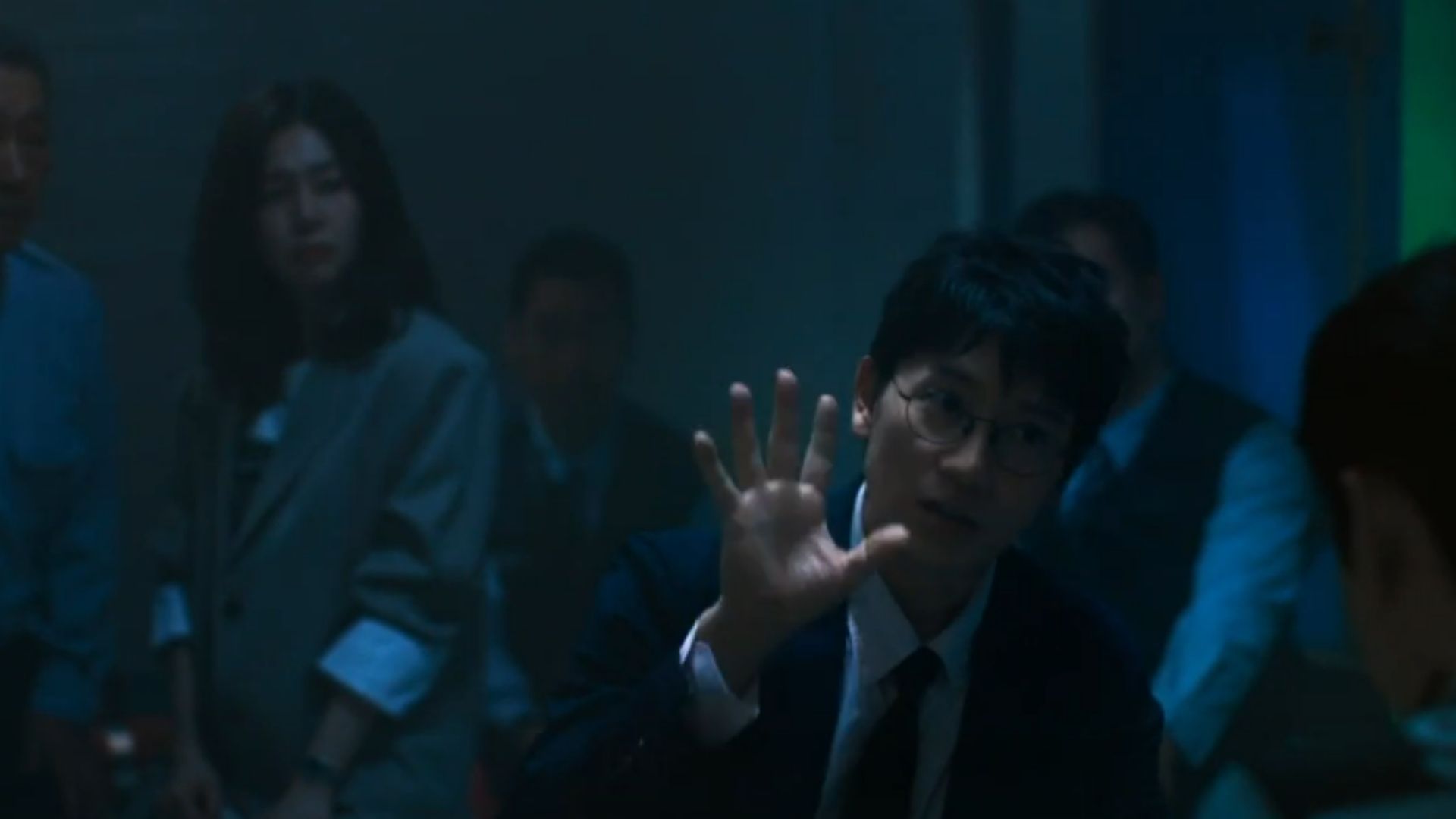 Han-Young nỗ lực đối mặt với Jang Tae-Sik tại sảnh tòa án, trực tiếp tuyên bố rằng kiếp này hắn sẽ không có cơ hội chạm vào cán cân công lý