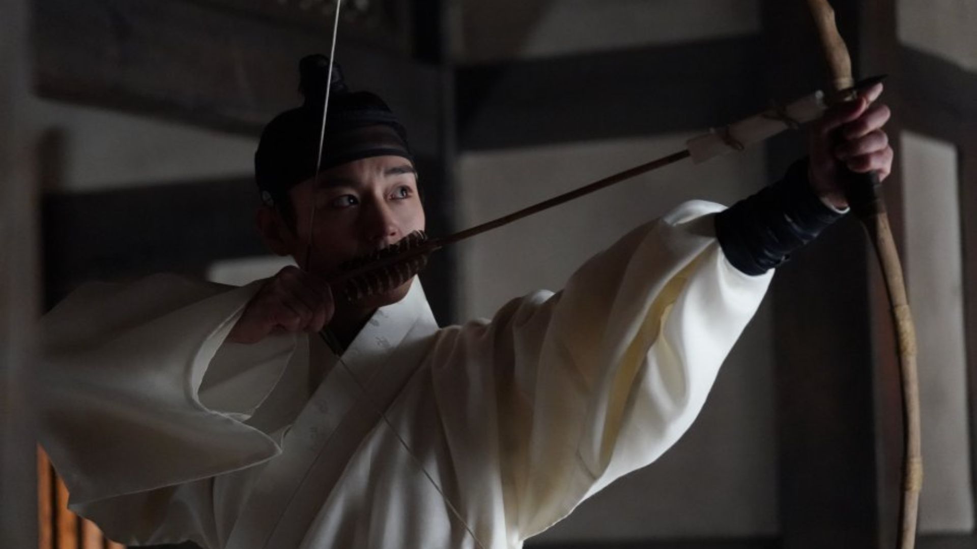 Park Ji Hoon lột xác, khắc họa vua trẻ bi kịch