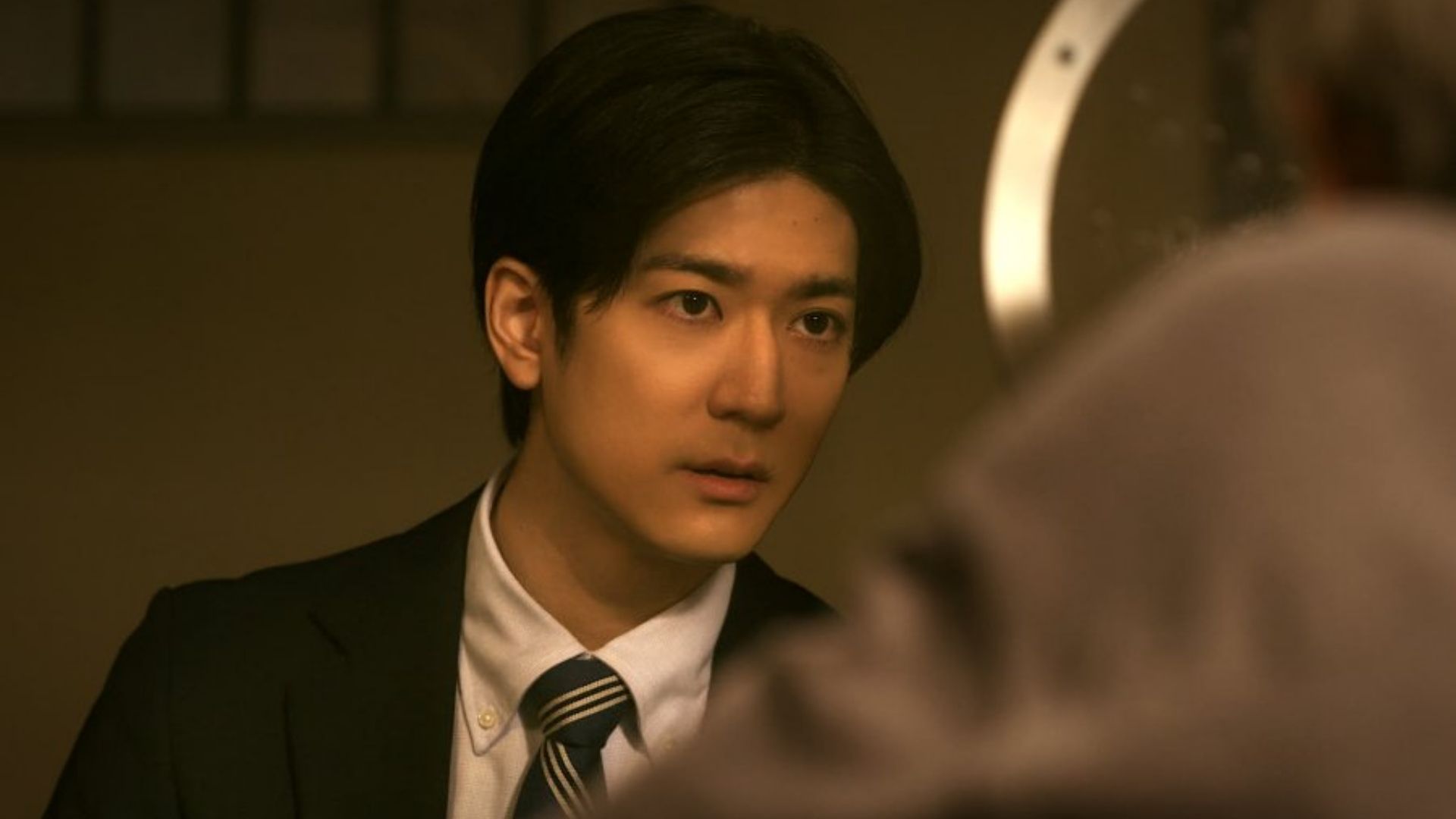 Fujishima Shota kiên trì thuyết phục nhân chứng cũ cung cấp lời khai mới nhằm lật ngược bản án tử hình của Miyahara trong tập 2