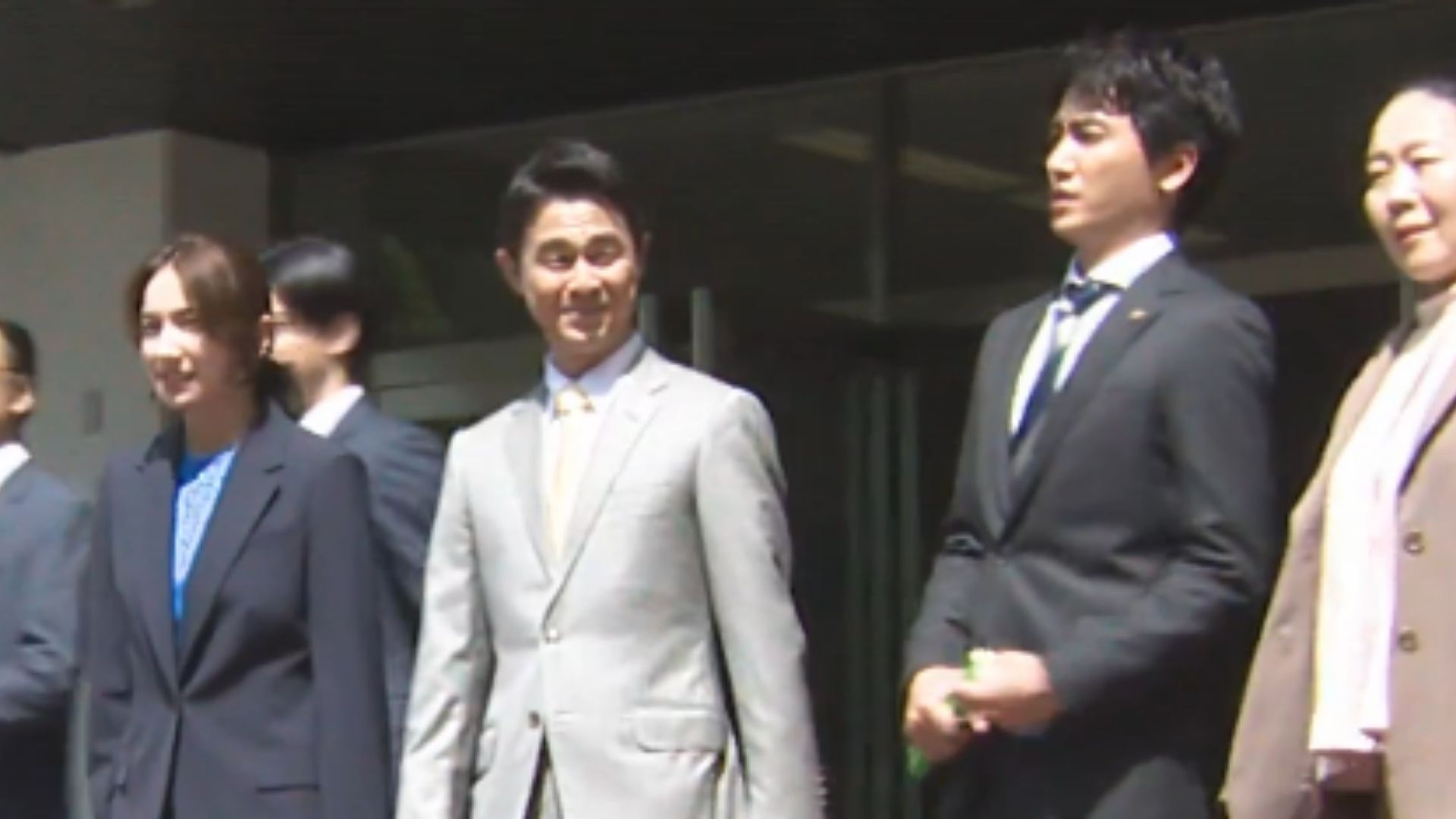 Fujishima Shota nỗ lực bảo vệ cuộn băng bằng chứng quan trọng trong cuộc rượt đuổi kịch tính với những kẻ lạ mặt ngay tại Gujo Hachiman