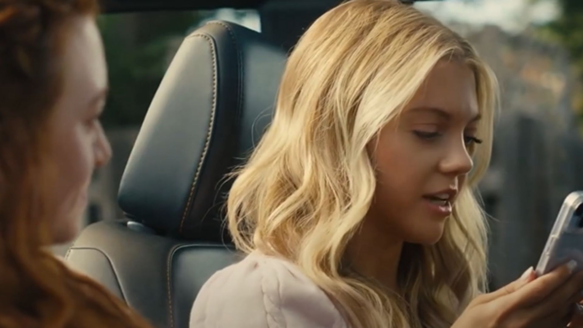 Sorceress trực tiếp điều khiển luồng sáng ma thuật, nỗ lực bảo vệ nhóm bạn vượt qua sự truy cản của kẻ thù