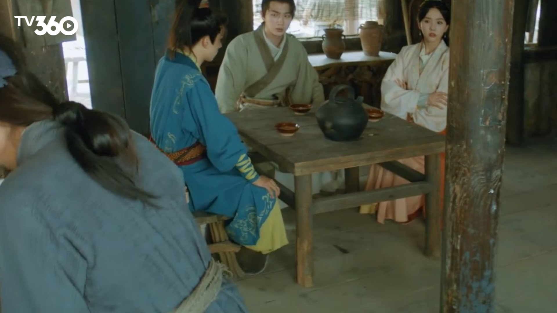 Ba người phải chiến đấu chống lại các ám vệ trong suốt chuyến đi