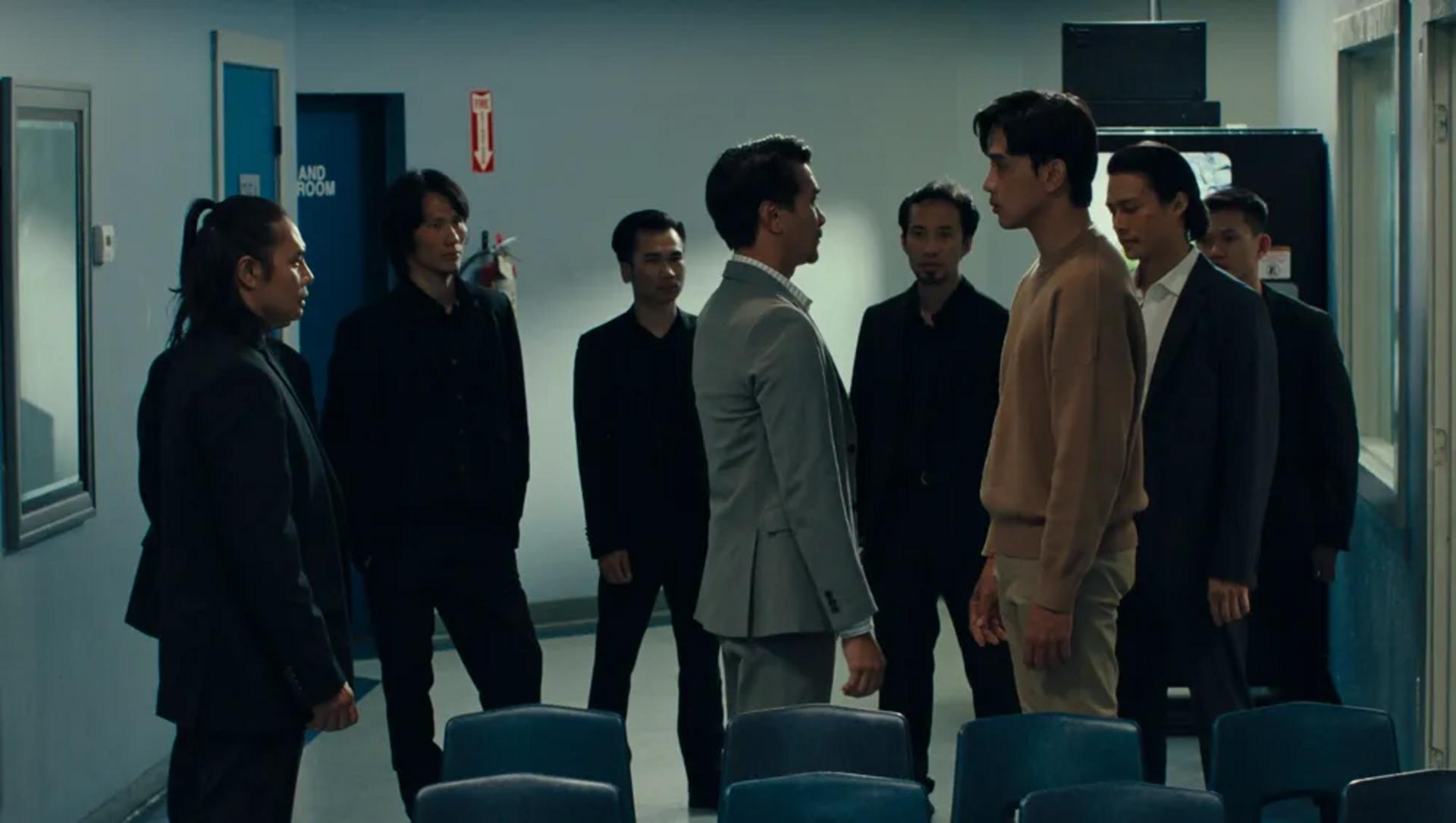 Thuận Nguyễn với tạo hình gai góc trong một phân cảnh hành động