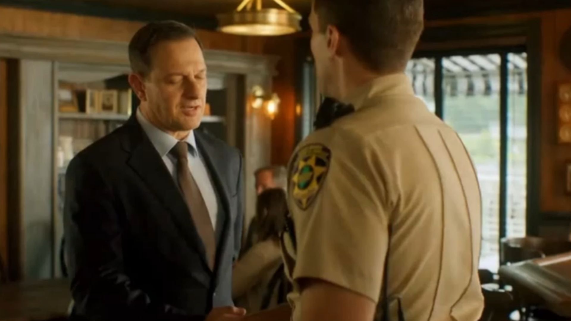 Martin Best lặng lẽ quan sát cuộc sống làng chài từ xa, đấu tranh nội tâm giữa sự chuyên nghiệp và cảm xúc cá nhân