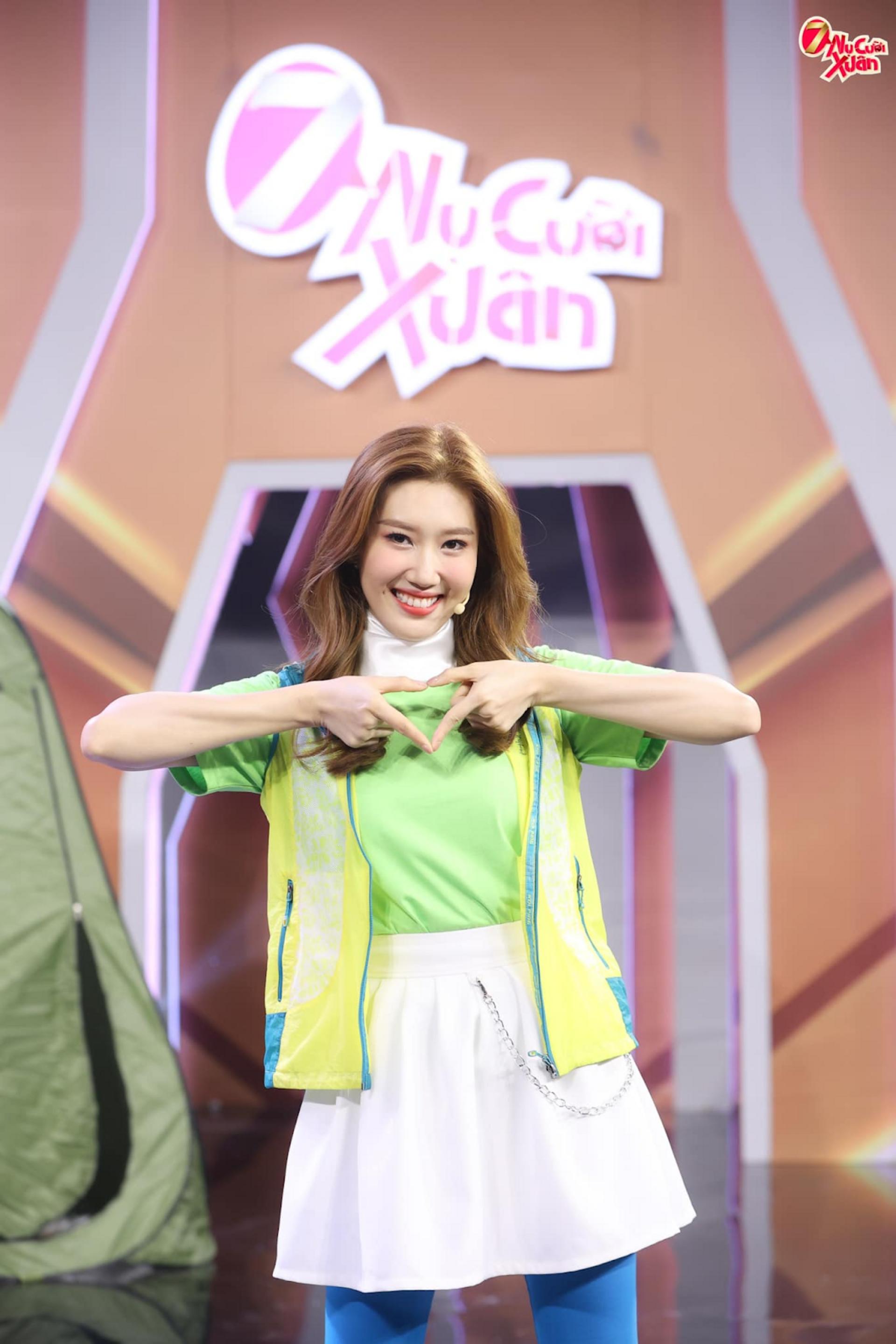 Thuý Ngân trong chương trình 7 nụ cười Xuân