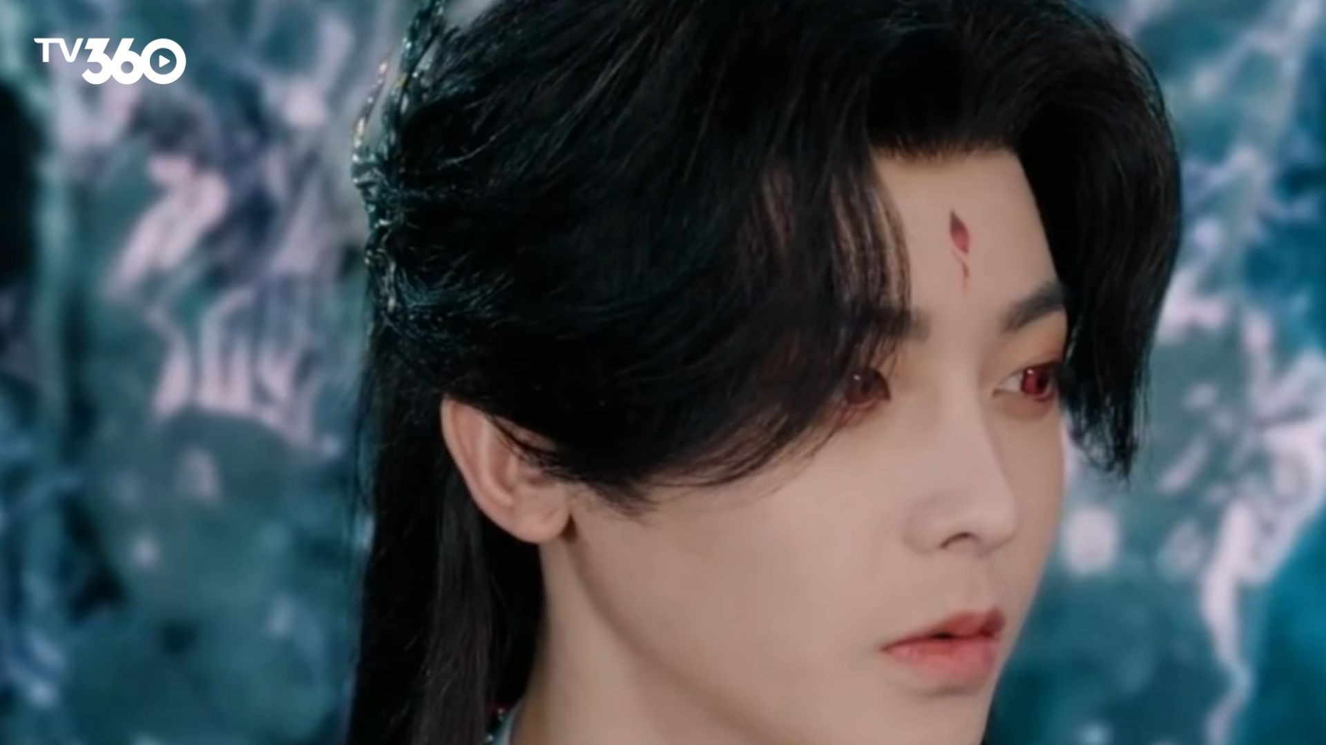 Tiêu Dao rực rỡ trong trang phục vũ công, bí mật dùng linh lực dò xét những kẻ khả nghi trong yến tiệc