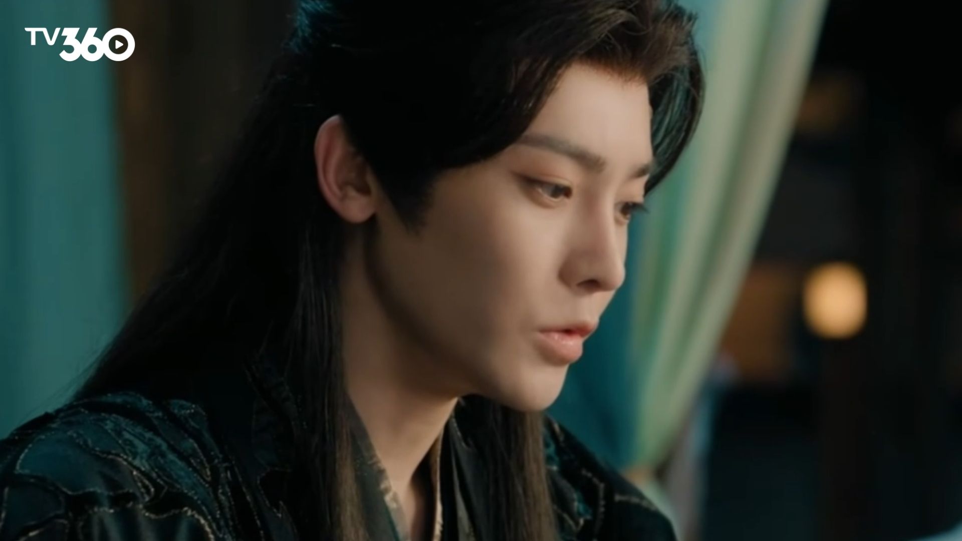 Tiêu Dao tiều tụy vì tiêu tốn linh lực nhưng vẫn không rời Hồng Diệp nửa bước trong hang đá ẩn dật