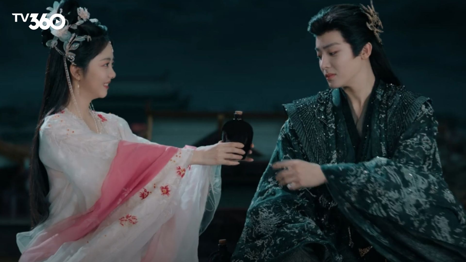 Tiêu Dao nhìn Hồng Diệp bằng ánh mắt xa xăm, vô tình gieo rắc nỗi đau vào trái tim vị Yêu vương si tình