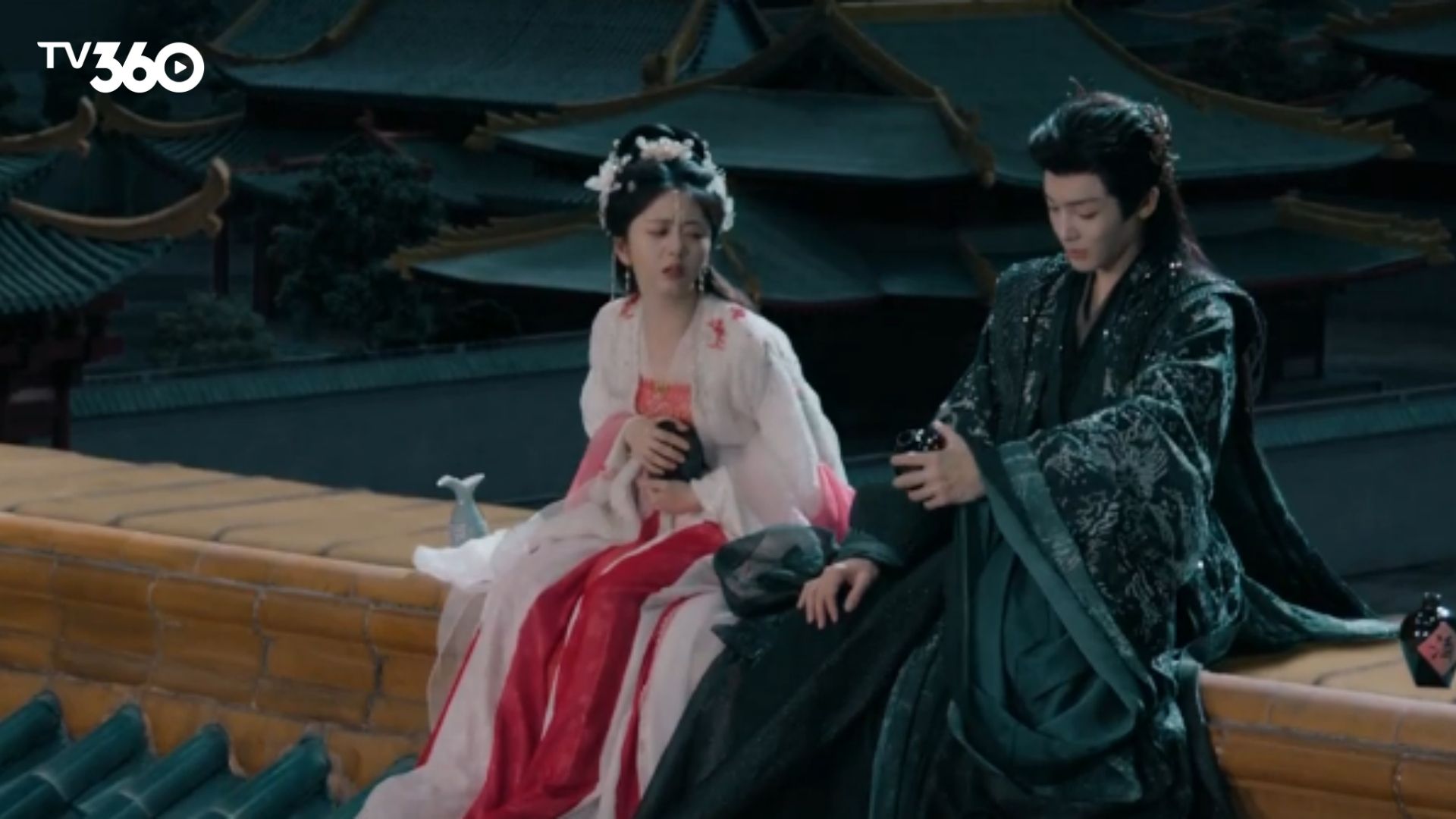 Tiêu Dao ôm chặt Hồng Diệp trong tay, ánh mắt bừng lên thần quang uy nghiêm sau khi khôi phục hoàn toàn ký ức