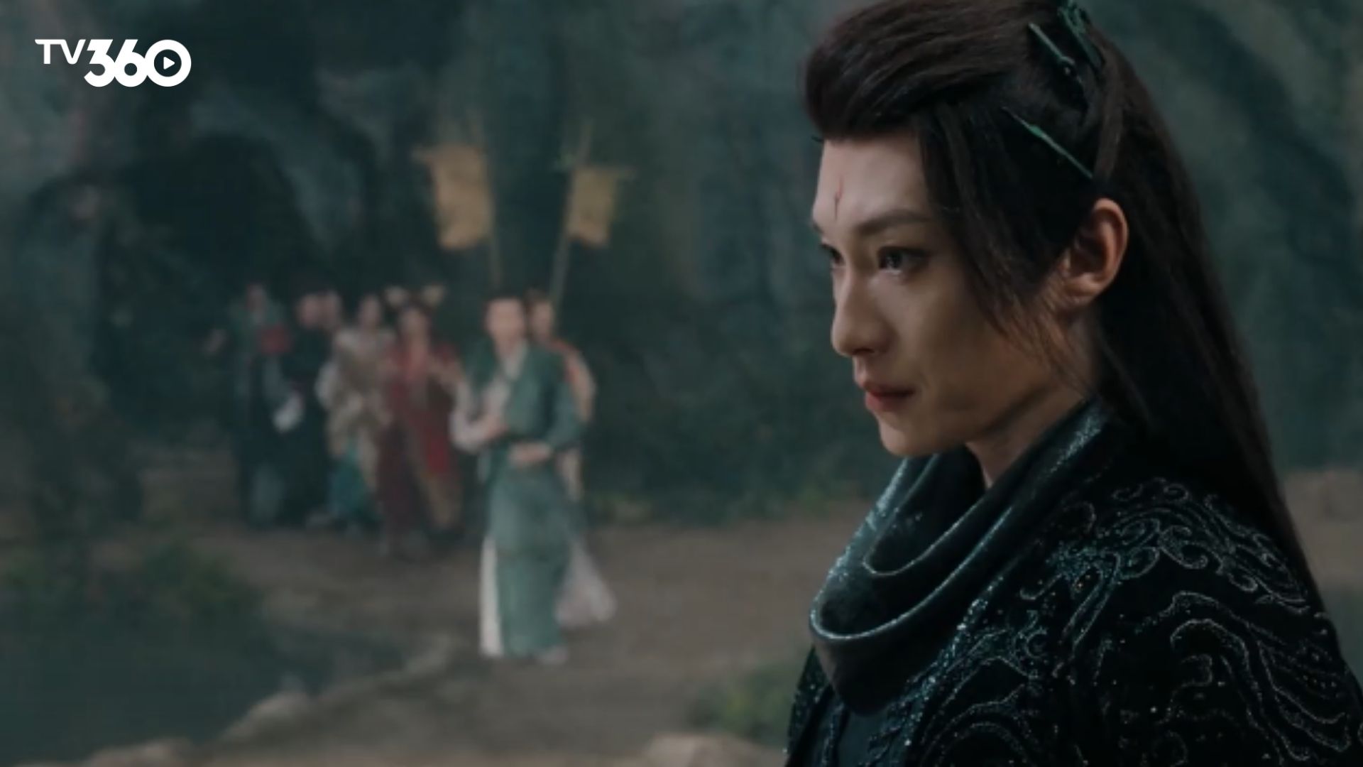 Hồng Diệp sử dụng sức mạnh yêu tộc vượt giới hạn để bảo vệ Tiêu Dao khi nàng đang tập trung gia cố phong ấn