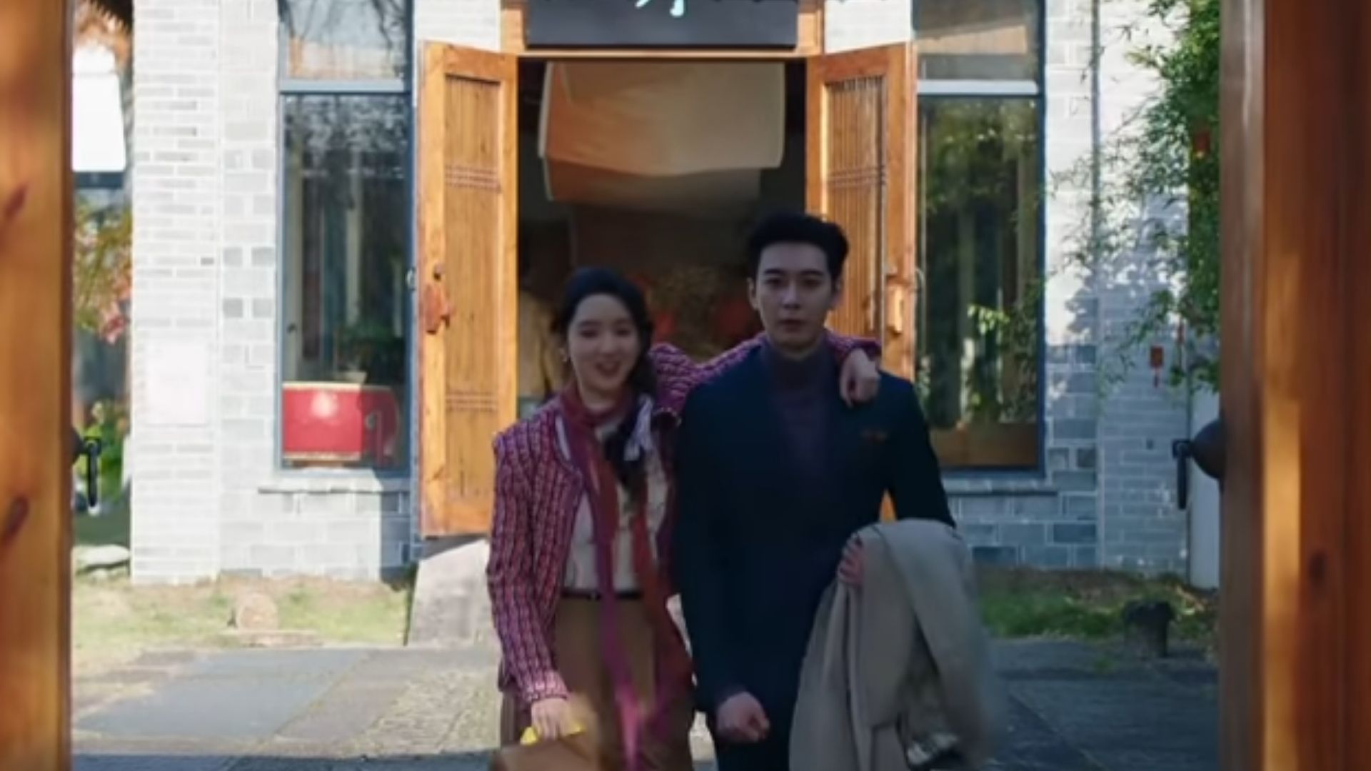 Cao Hải Minh trực tiếp nắm tay Khâu Hoan Nhi, nỗ lực dùng sự chân thành để níu giữ người thương ở lại