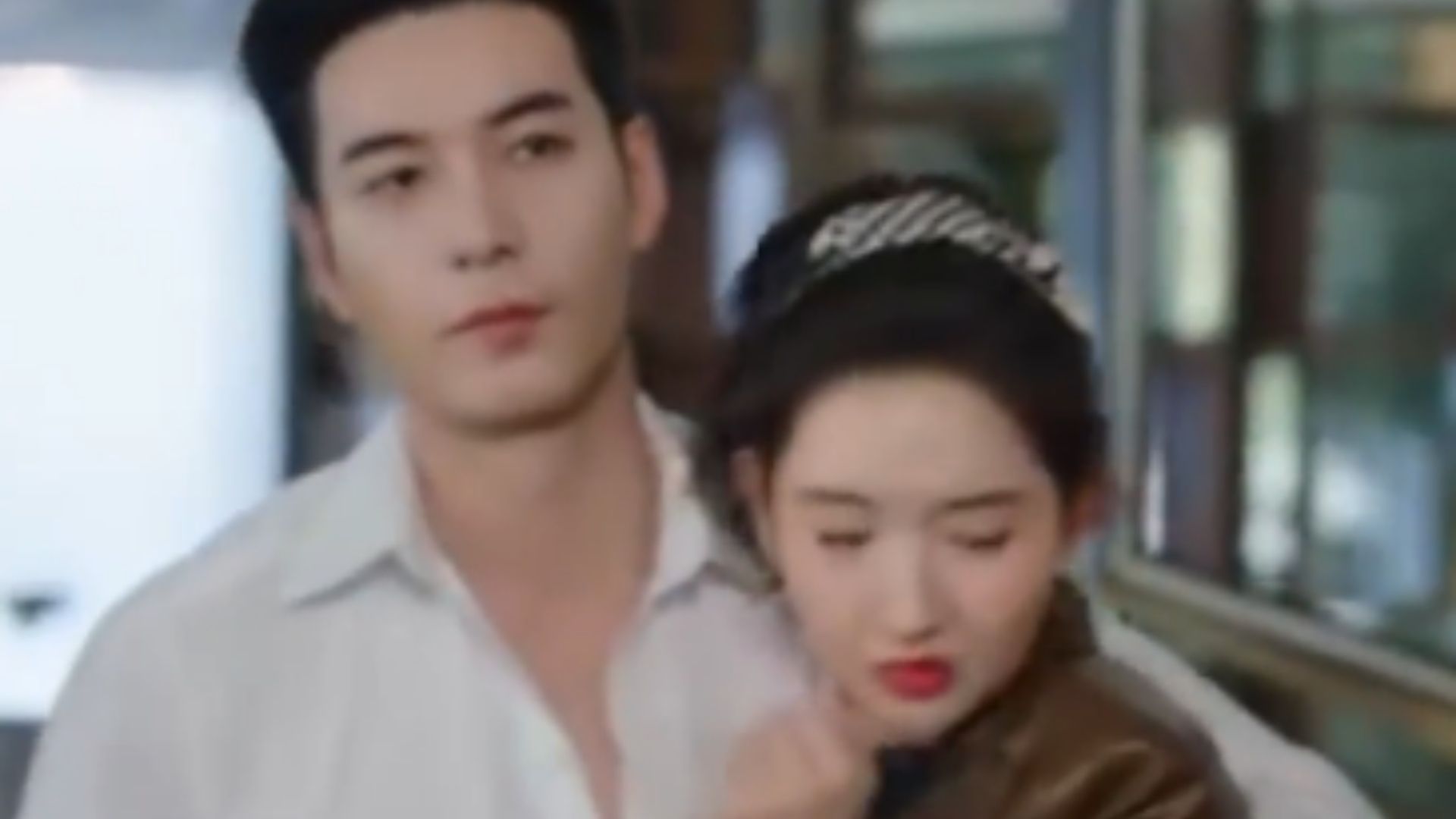 Cao Hải Minh trực tiếp ôm chặt Khâu Hoan Nhi, nỗ lực dùng hơi ấm trái tim để trực tiếp chiến đấu với định mệnh nghiệt ngã