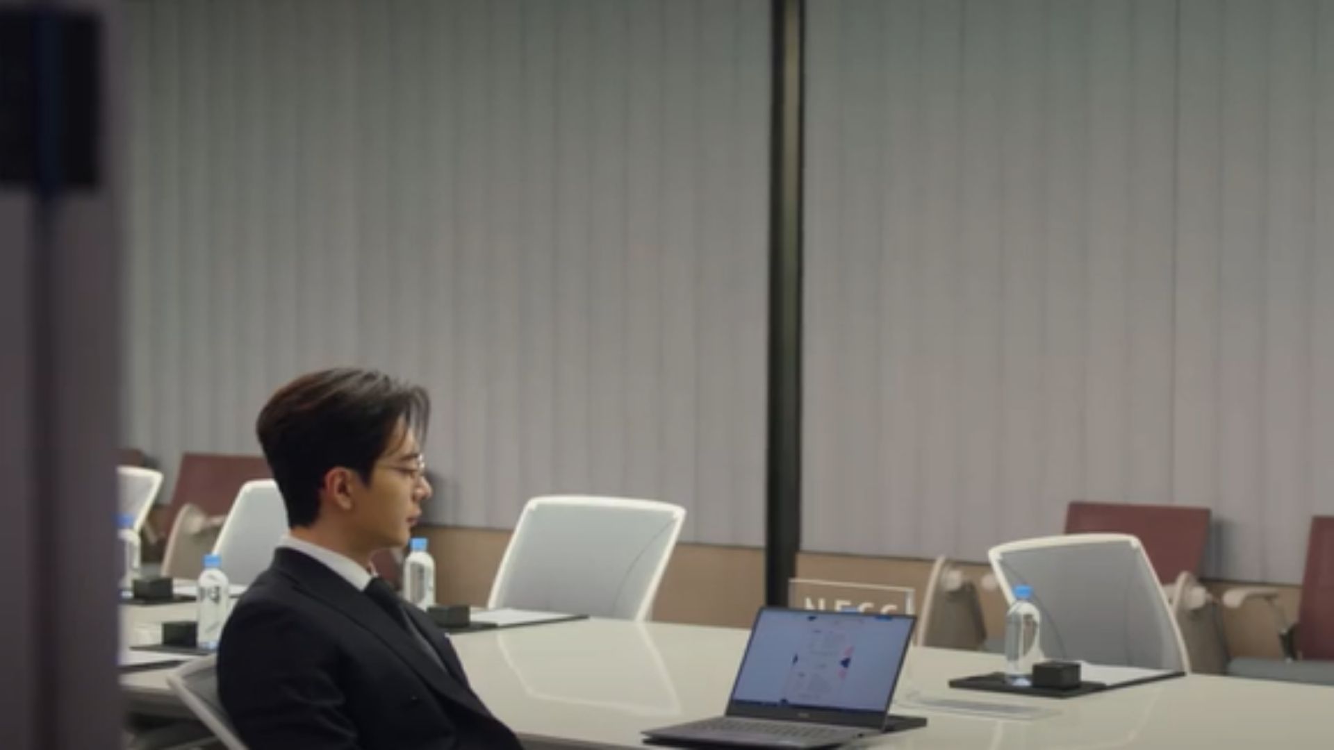 Cao Hải Minh trực tiếp chắn trước lối vào, nỗ lực trở thành tấm lá chắn vững chắc nhất cho Khâu Hoan Nhi