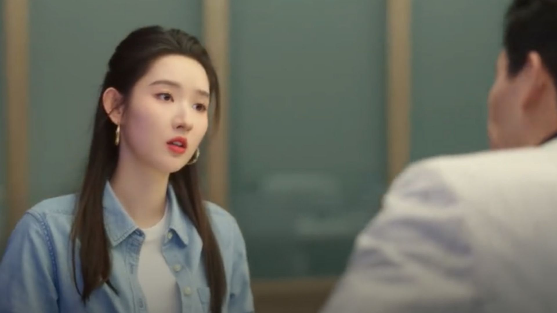 Khâu Hoan Nhi trực tiếp ôm chặt Cao Hải Minh, nỗ lực thề nguyện gắn kết trọn đời giữa không gian năm 1998