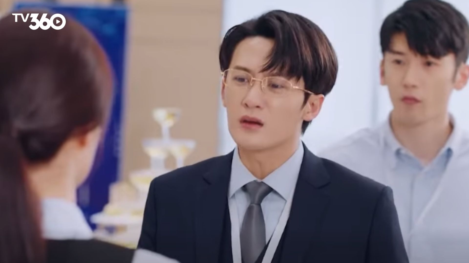 Tiền Phỉ nỗ lực giảng giải về giá trị đồng tiền, trực tiếp thách thức tư duy hưởng thụ của Lý Diệc Phi ngay bên bàn ăn