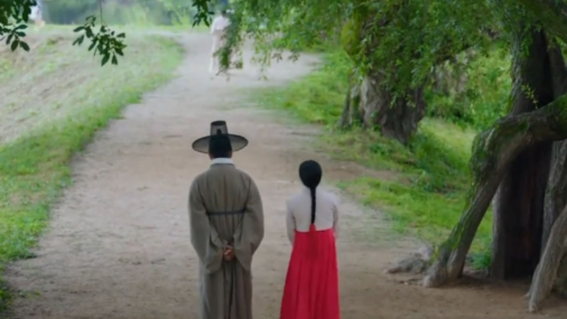 Hong Eun Jo nỗ lực che giấu võ công nữ tặc trong khi Yi Yeol trực tiếp hướng dẫn cô cách đối phó với Shin Hae Rim