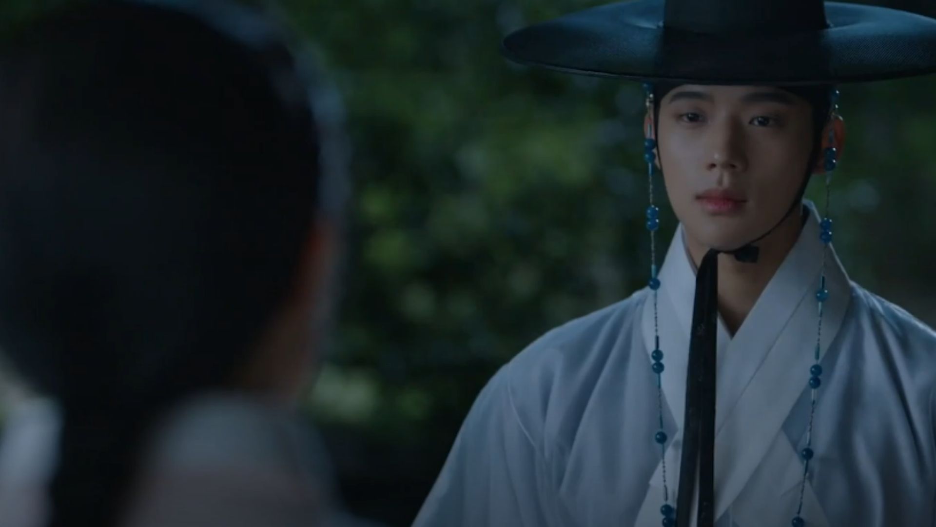 Hong Eun Jo nỗ lực kìm nén sự lúng túng khi trực tiếp nhận được sự chỉ dẫn khắt khe về lễ nghi cung đình từ Yi Yeol ngay giữa vòng vây của các đại thần