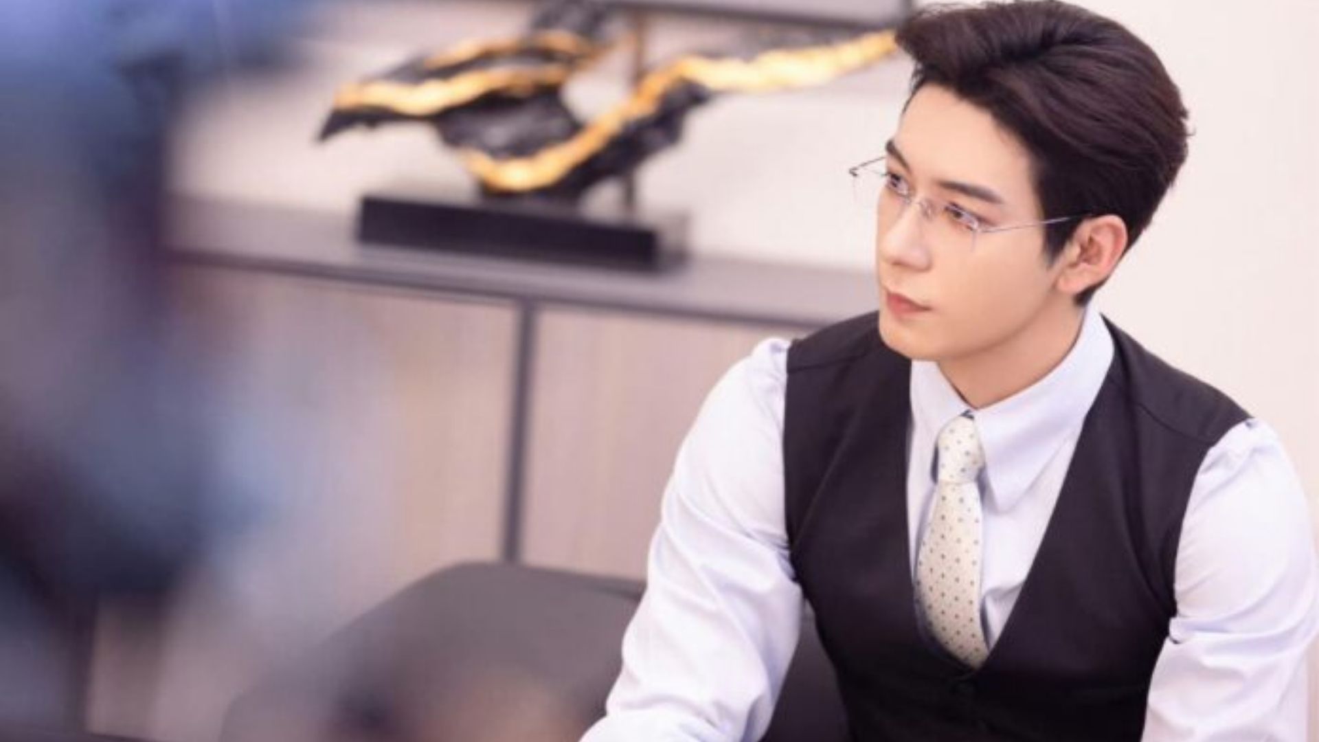 Trần Tinh Húc luôn nỗ lực làm mới mình qua từng vai diễn từ cổ trang đến hiện đại