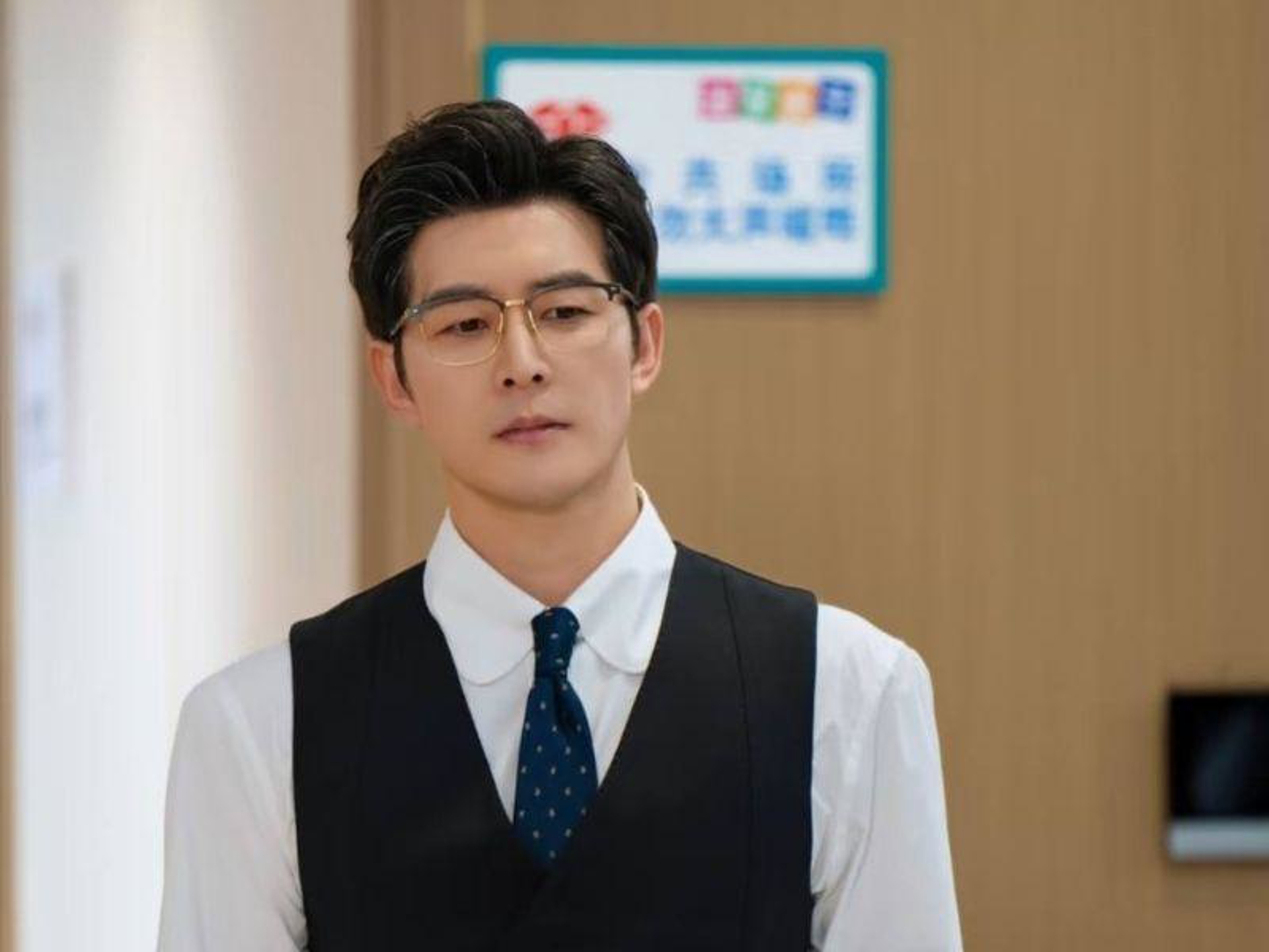 Triệu Đình Nghĩa trong vai tổng tài toát lên vẻ lạnh lùng trong phim