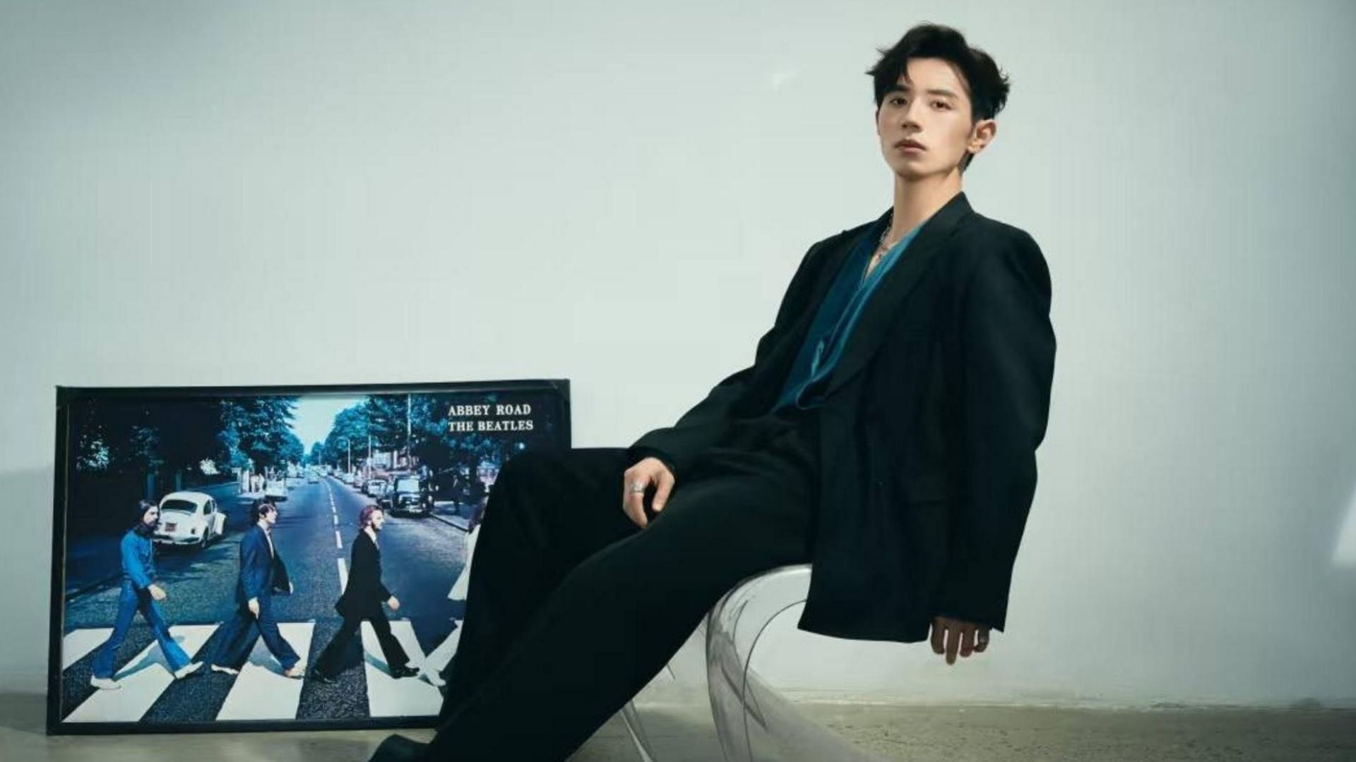 Triệu Quán Vũ nam diễn viên thế hệ trẻ, chuyên thủ vai các tổng tài trong phim ngắn Hoa Ngữ