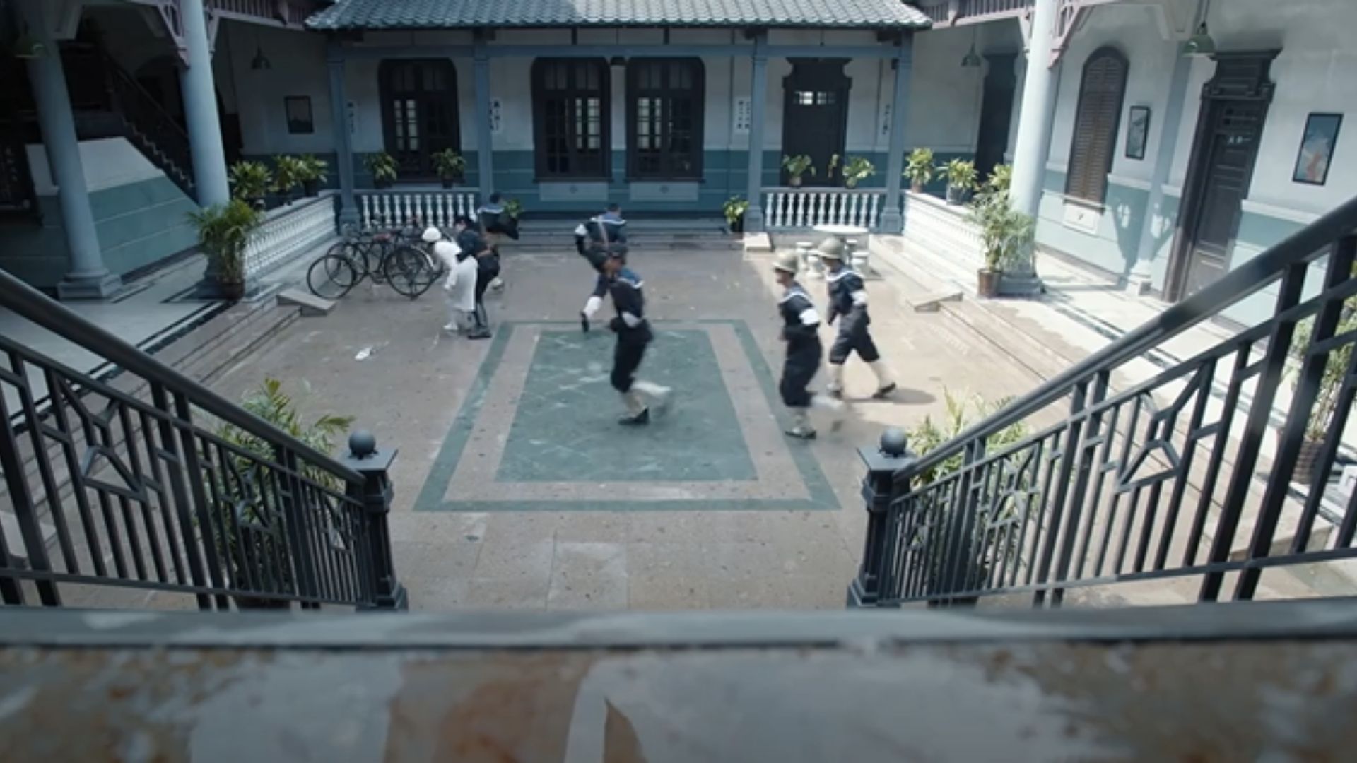 Diệp Bích Oanh tập trung cao độ trong ca phẫu thuật dã chiến để cứu sống nhân vật then chốt của nhiệm vụ