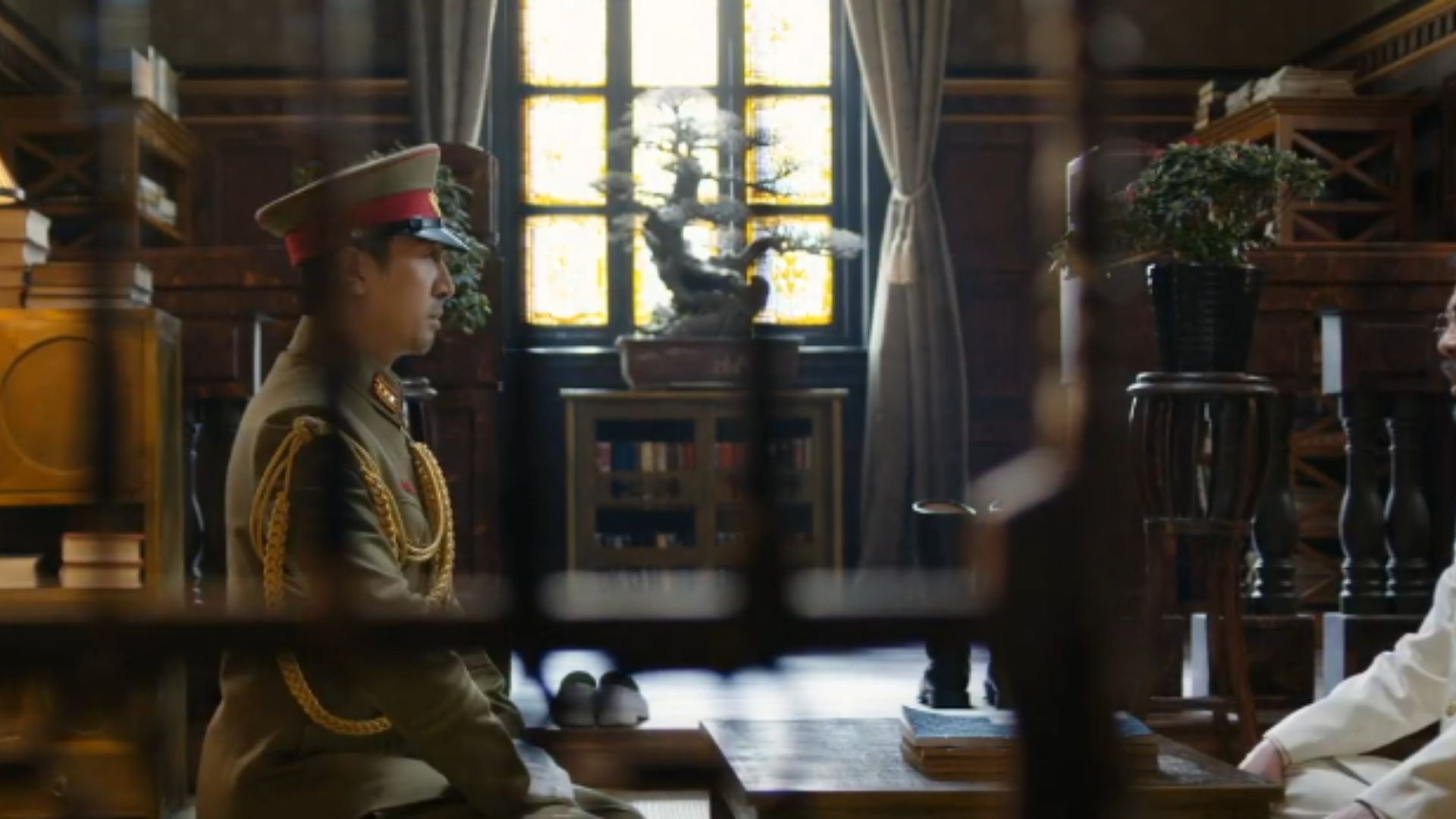 Nhóm điệp viên và lực lượng du kích tháo chạy dưới sự truy sát gắt gao của đội đặc nhiệm Nhật Bản tại khu vực rừng sâu