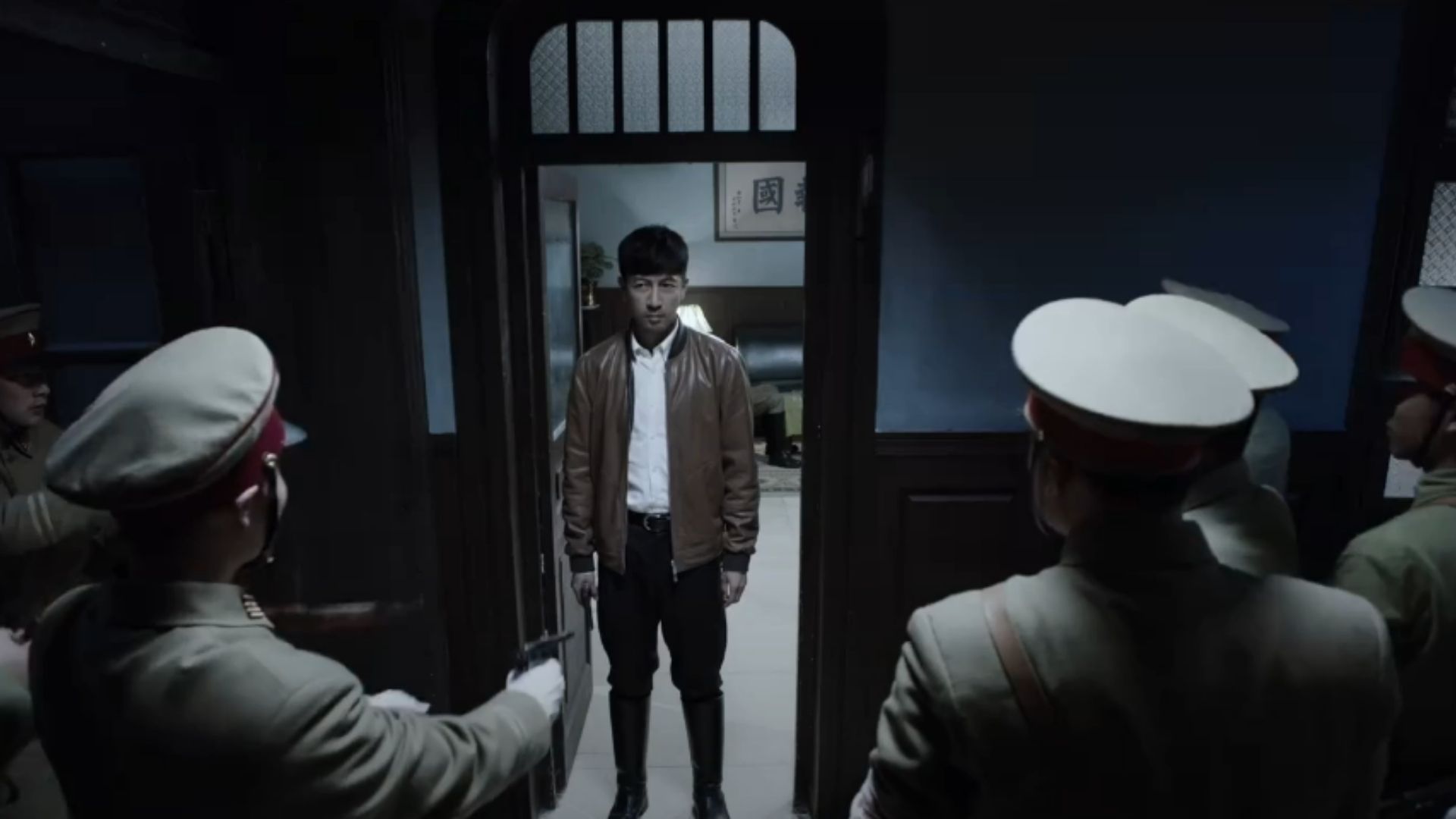 Nhóm điệp viên và lực lượng du kích tháo chạy dưới sự truy sát gắt gao của đội đặc nhiệm Nhật Bản tại khu vực rừng sâu