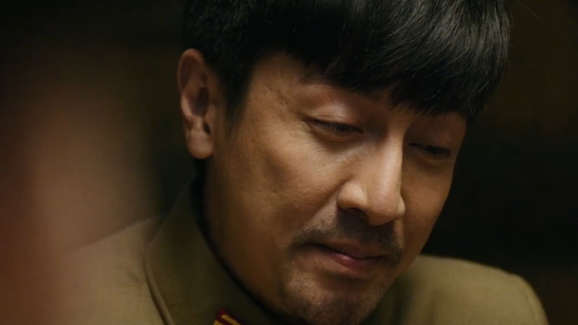 Vũ Mộc Nhất Lang và đồng đội thận trọng di chuyển giữa làn sương dày đặc tại đầm lầy để tìm kiếm dấu vết máy bay rơi